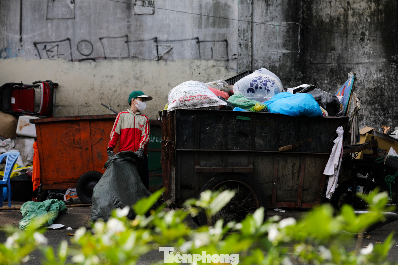 Rác liên tục được tập kết về khu vực này trong ngày.