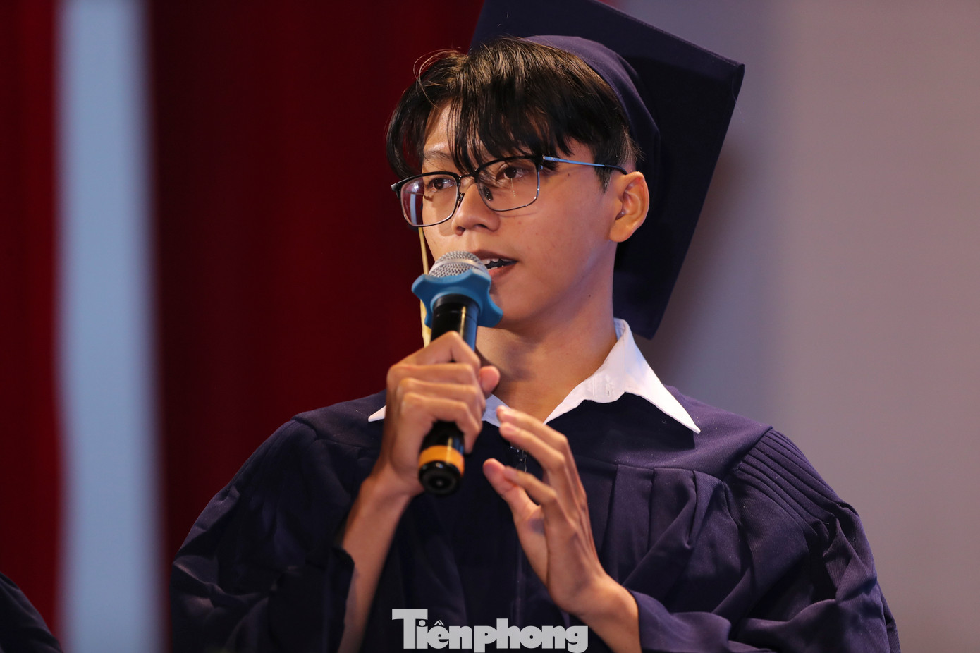 "Trước khi em được học tập, mẹ em đã phải tần tảo, hy sinh rất nhiều. Đến nay đã 18 tuổi, dù chưa làm được gì cho mẹ nhưng em luôn tự hứa với lòng mình luôn cố gắng bằng tất cả khả năng của mình để nỗ lực vươn lên, có cơ hội được báo hiếu cho mẹ và góp phần xây dựng quê hương, đất nước ngày càng giàu đẹp", tân thủ khoa Phan Thái Tỷ, ngành Công nghệ Kỹ thuật hóa, Đại học Nông Lâm TPHCM chia sẻ.