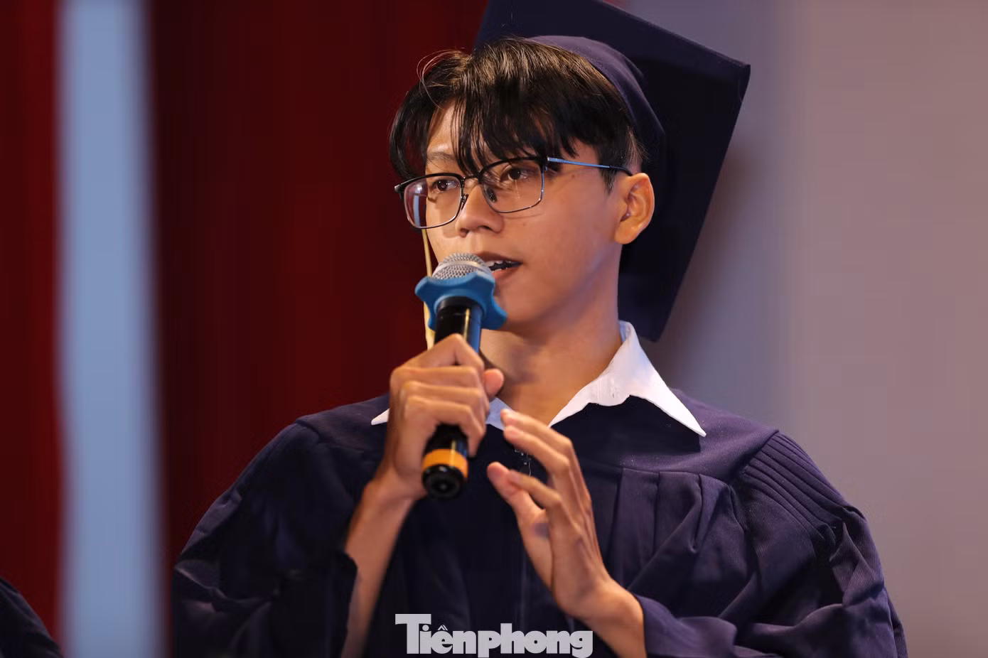 "Trước khi em được học tập, mẹ em đã phải tần tảo, hy sinh rất nhiều. Đến nay đã 18 tuổi, dù chưa làm được gì cho mẹ nhưng em luôn tự hứa với lòng mình luôn cố gắng bằng tất cả khả năng của mình để nỗ lực vươn lên, có cơ hội được báo hiếu cho mẹ và góp phần xây dựng quê hương, đất nước ngày càng giàu đẹp", tân thủ khoa Phan Thái Tỷ, ngành Công nghệ Kỹ thuật hóa, Đại học Nông Lâm TPHCM chia sẻ.