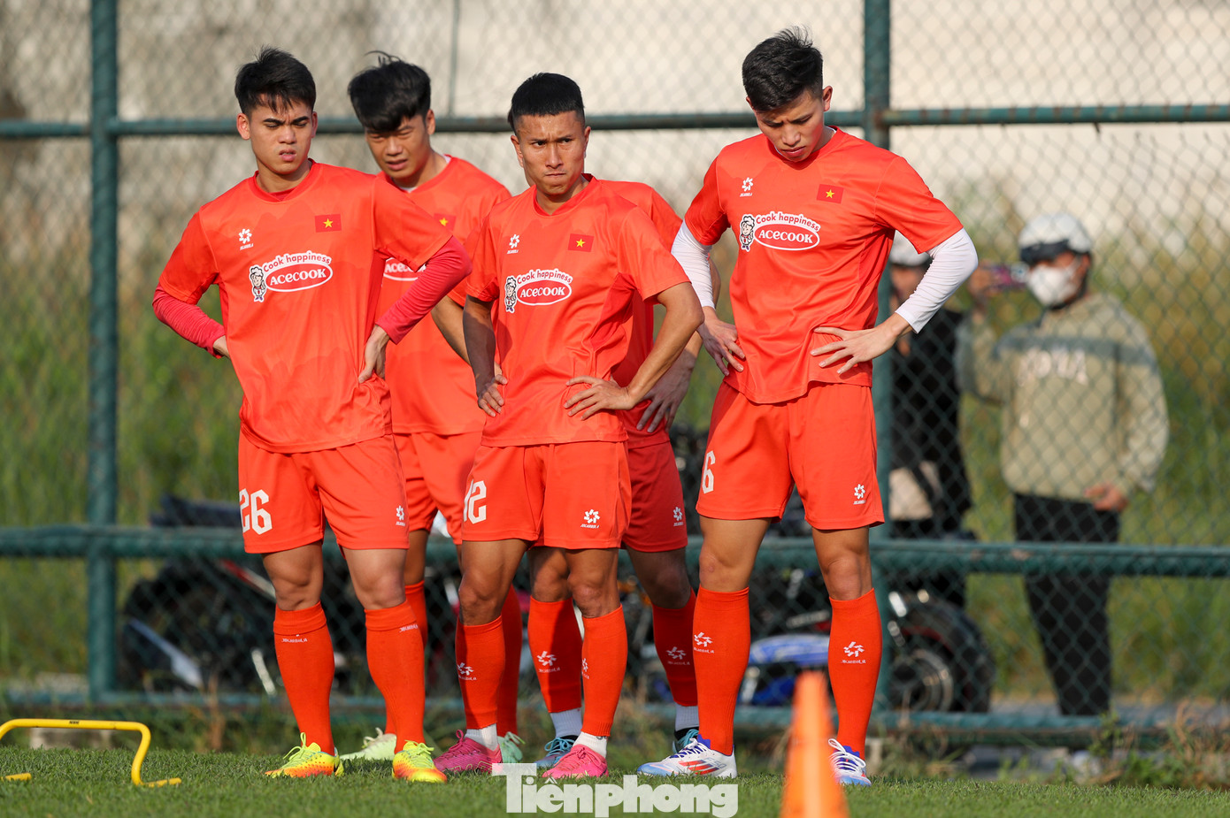 Đội bóng của HLV Kim Sang-sik (người Hàn Quốc) sẽ khởi đầu chiến dịch vòng loại giải châu Á bằng trận đấu với đội tuyển Lào vào ngày 25/3. Trước đó, vào ngày 19/3, đội tuyển Việt Nam sẽ có trận giao hữu với đội tuyển Campuchia. Đội bóng của HLV Kim Sang-sik (người Hàn Quốc) sẽ khởi đầu chiến dịch vòng loại giải châu Á bằng trận đấu với đội tuyển Lào vào ngày 25/3. Trước đó, vào ngày 19/3, đội tuyển Việt Nam sẽ có trận giao hữu với đội tuyển Campuchia.