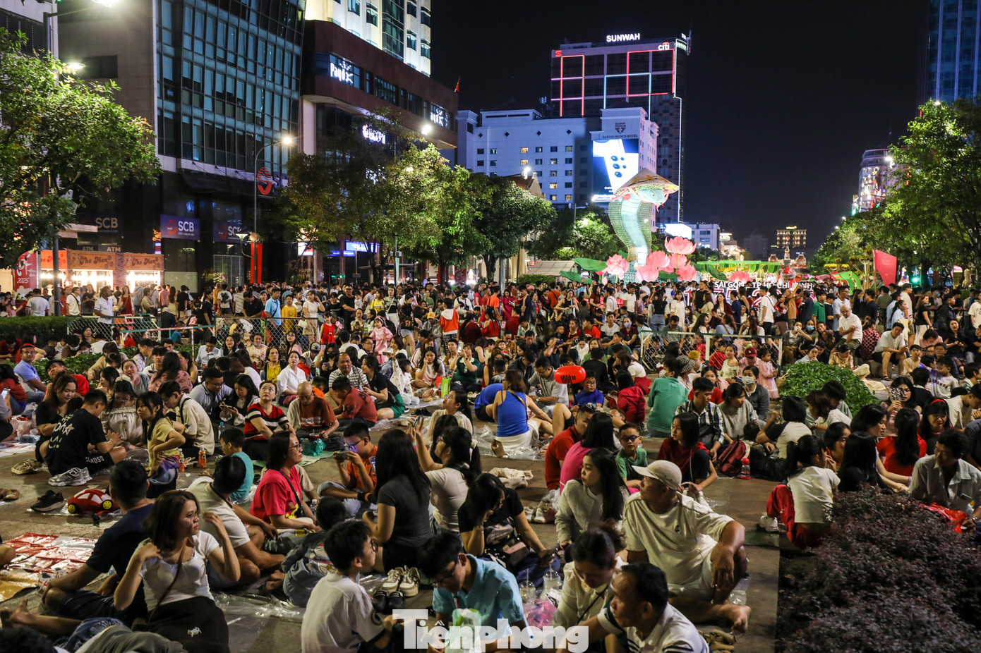 Không khí vô cùng náo nhiệt ở phố đi bộ Nguyễn Huệ.