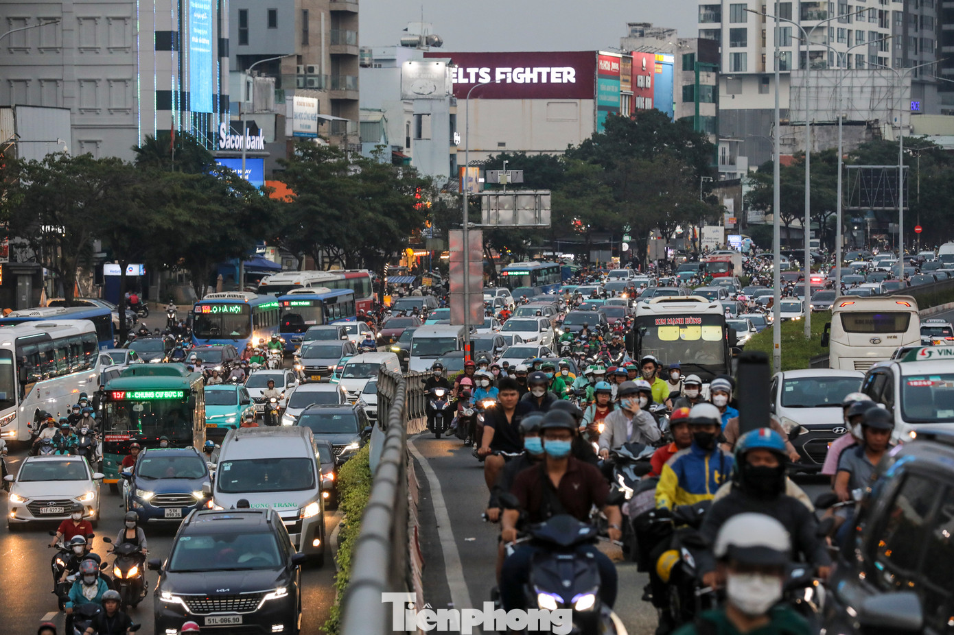 Kẹt xe kéo dài cả khu vực Hàng Xanh, chiều 10/1. Kẹt xe kéo dài cả khu vực Hàng Xanh, chiều 10/1.