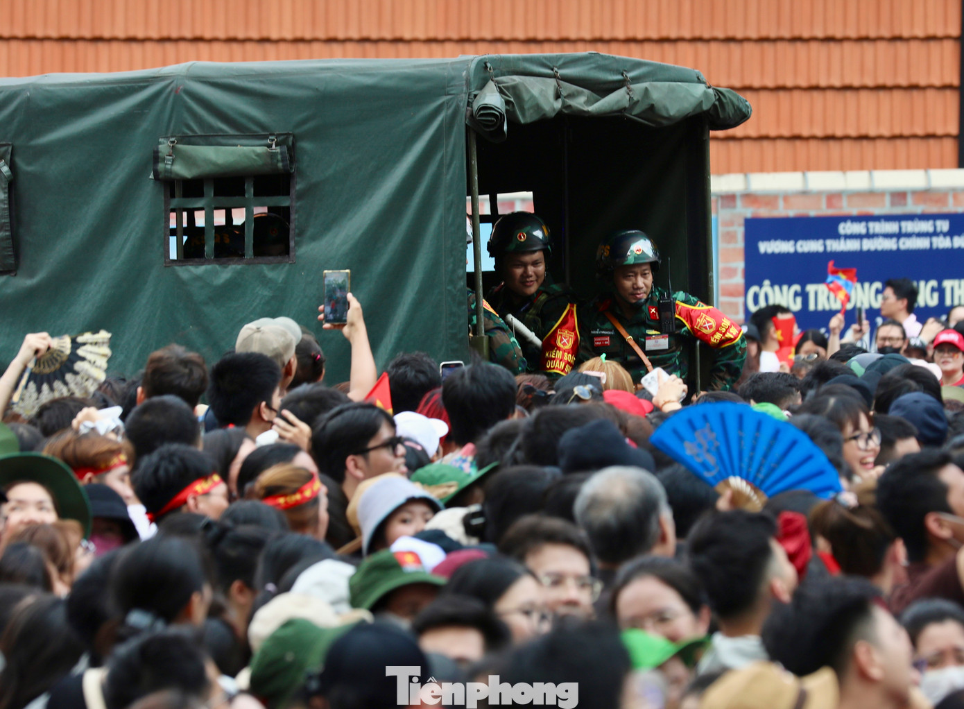 Người dân, du khách tới sớm tìm vị trí thuận lợi để theo dõi buổi sơ duyệt diễu binh.