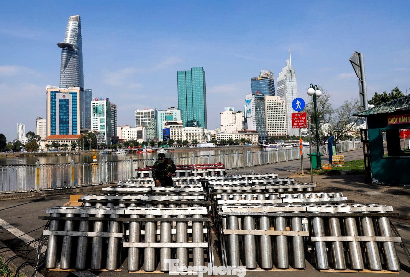 Để phục vụ người dân dịp Tết nguyên đán 2025, TPHCM đã tổ chức 2 điểm bắn pháo hoa tầm cao và 13 điểm tầm thấp, trong đó có 3 điểm bắn từ sà lan trên sông. Đây là năm đầu tiên thành phố lập kỷ lục với tổng cộng 15 điểm bắn pháo hoa. Để phục vụ người dân dịp Tết nguyên đán 2025, TPHCM đã tổ chức 2 điểm bắn pháo hoa tầm cao và 13 điểm tầm thấp, trong đó có 3 điểm bắn từ sà lan trên sông. Đây là năm đầu tiên thành phố lập kỷ lục với tổng cộng 15 điểm bắn pháo hoa.