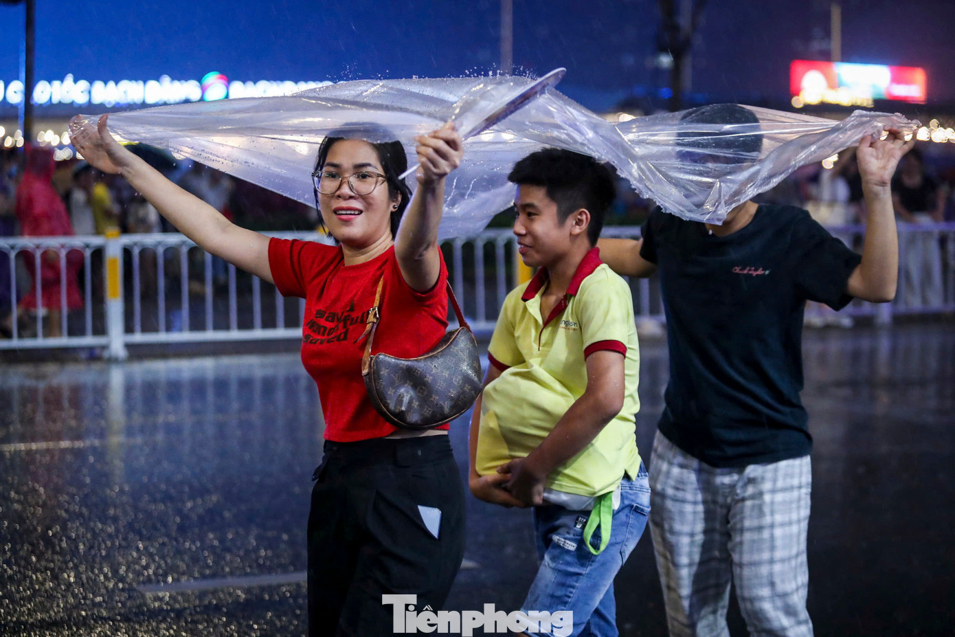 Lúc 19h30, cơn mưa bất ngờ xuất hiện, mọi người tìm nơi trú mưa trước các khách sạn, quán cà phê… ở gần bến Bạch Đằng.