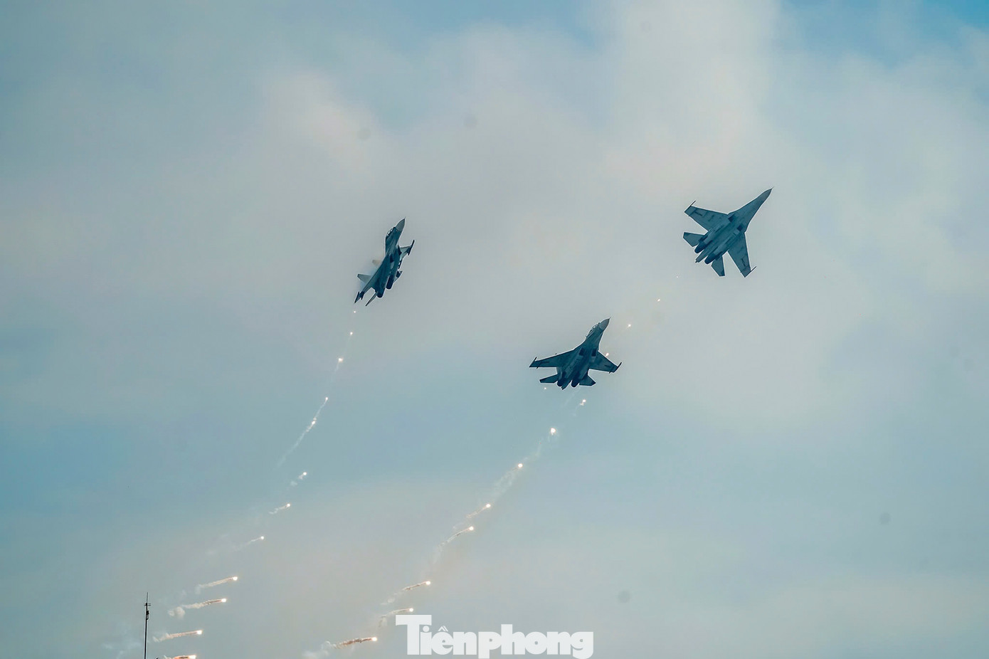 Tiếp đó là màn trình diễn của 7 tiêm kích Su-30MK2 từ Biên Hòa bay vào TPHCM. Sau khi lượn qua khu vực trung tâm thành phố, nơi diễu binh trên đường Lê Duẩn, Dinh Thống Nhất, dàn tiêm kích vòng ra dọc sông Sài Gòn phía Thủ Thiêm. Khi đến tòa nhà Bitexco, 3 chiếc tách nhóm chao lượn và phóng bẫy nhiệt.