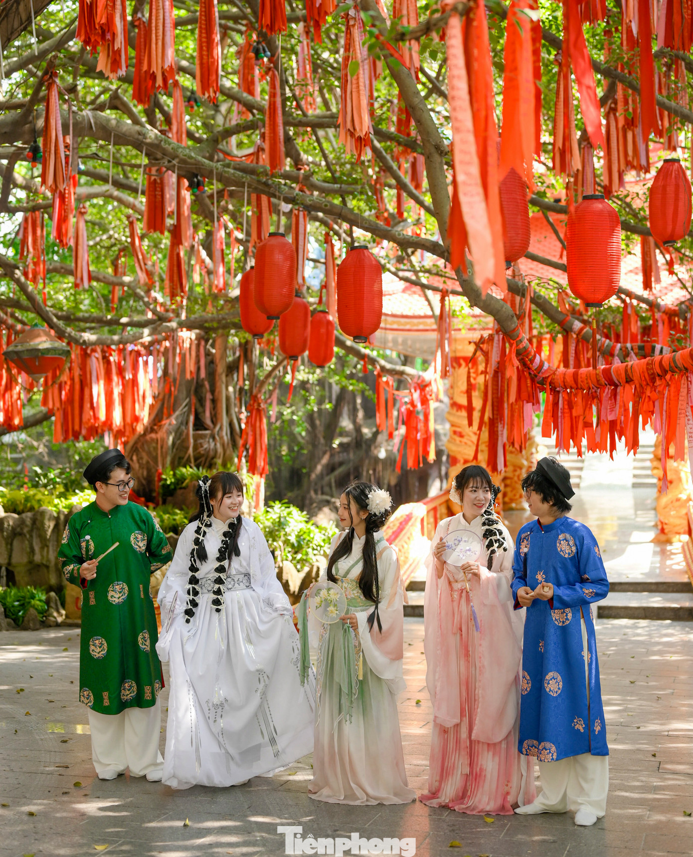 "Cây ước nguyện" là một gốc đa cổ thụ, với tán rộng, cành cao vươn dài ra tứ phương cũng là điểm thu hút nhiều cặp trai xinh, gái đẹp đến check-in.