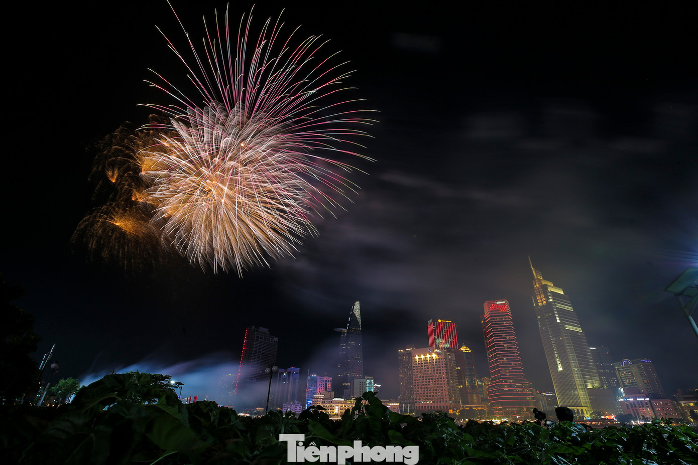 Màn bắn pháo hoa tầm cao do Trung tâm Văn hóa và Triển lãm TPHCM phối hợp với bộ phận chuyên môn, Bộ Tư lệnh TPHCM và các cơ quan, đơn vị liên quan thực hiện.