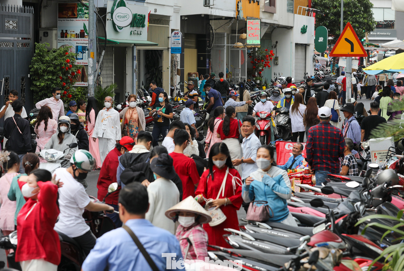 Để đảm bảo an ninh trật tự khu vực trước cổng chùa, các đơn vị đảm bảo an ninh đã có mặt để sắp xếp nơi để xe cũng như phân luồng giao thông nhằm đảm bảo việc di chuyển của người dân khi đi qua khu vực này.