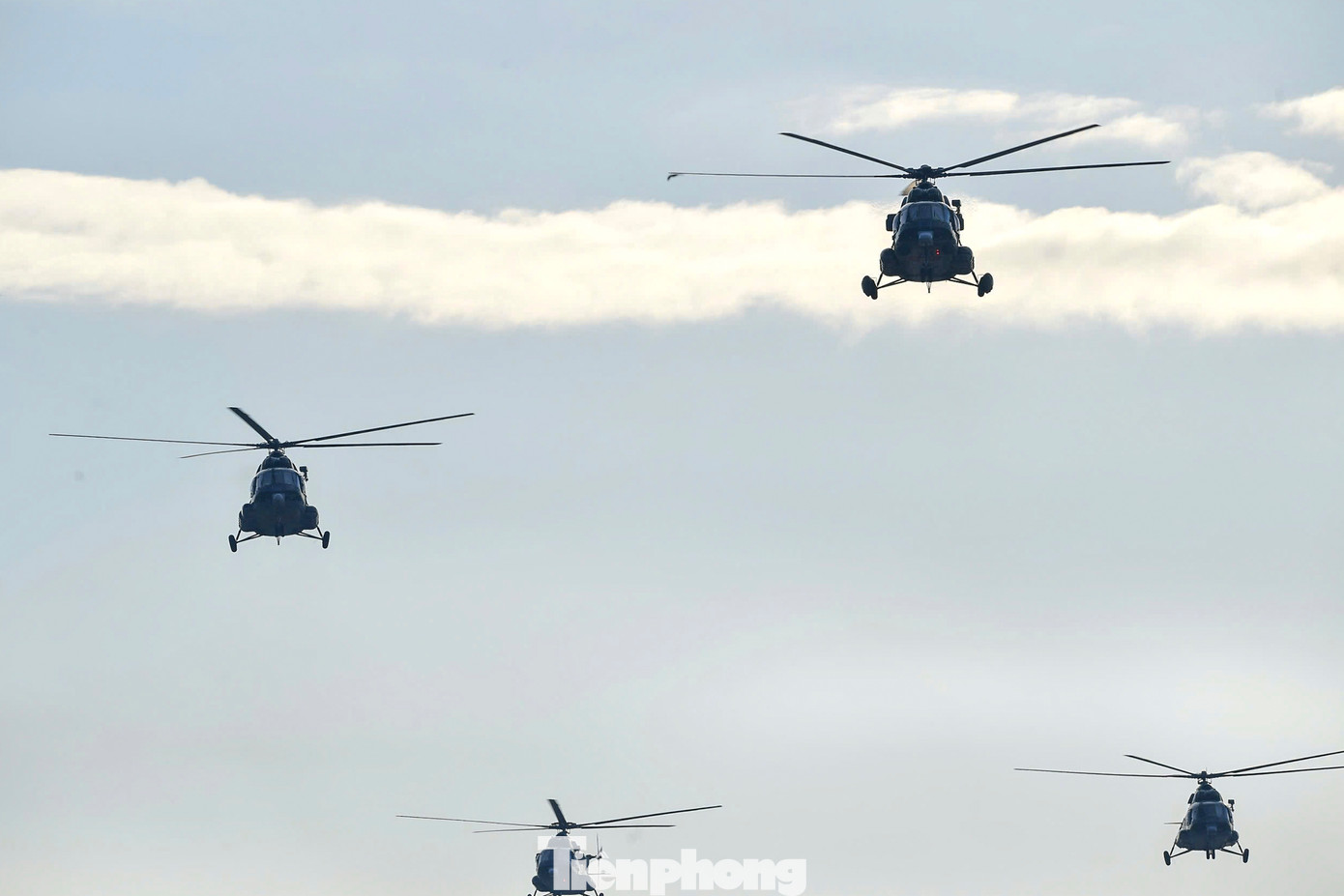 Ngoài trình diễn của lực lượng không quân, sáng 30/4 tại đường Lê Duẩn còn có phần diễu binh, diễu hành với nội dung bắn 21 loạt đại bác trên nền Quốc thiều Việt Nam, diễu hành của xe mô hình Quốc huy - khối cờ Đảng, cờ Tổ quốc - xe rước chân dung Chủ tịch Hồ Chí Minh; diễu binh các khối quân đội, dân quân tự vệ; diễu binh các khối công an; diễu hành các khối quần chúng. Tổng số lực lượng huy động cho khối diễu binh, diễu hành dự kiến khoảng 13.000 người.