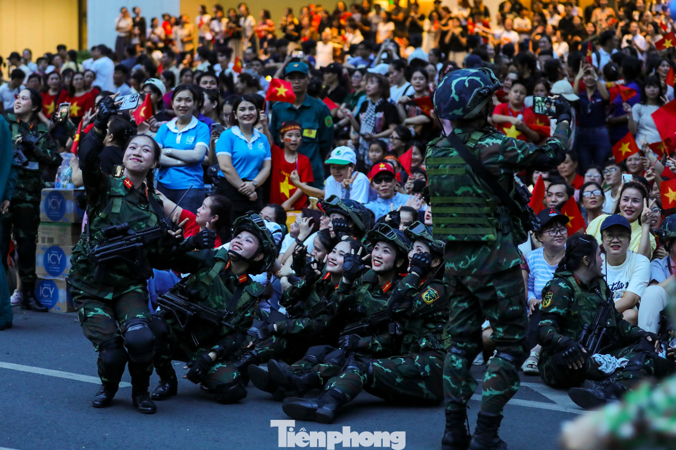 Nhiều người dân muốn &quot;chắc suất&quot; có những tấm hình check-in cùng với các chiến sĩ nên thường sẽ xin đưa luôn điện thoại cho các chiến sĩ để cùng nhau selfie.