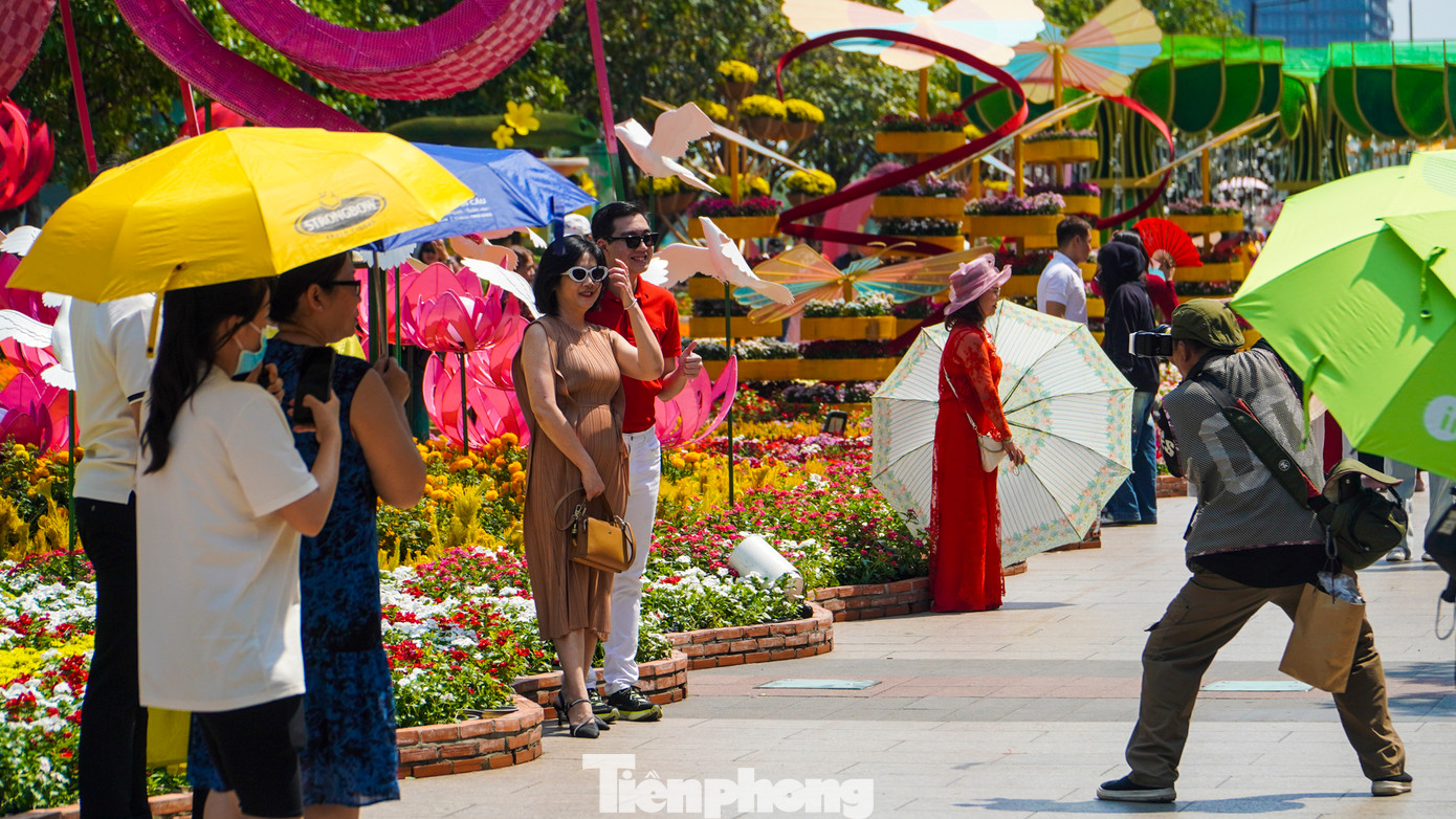 Không gian đường hoa xuân Ất Tỵ phần lớn là các tiểu cảnh thấp, không tạo ra nhiều bóng mát cho khách tham quan.