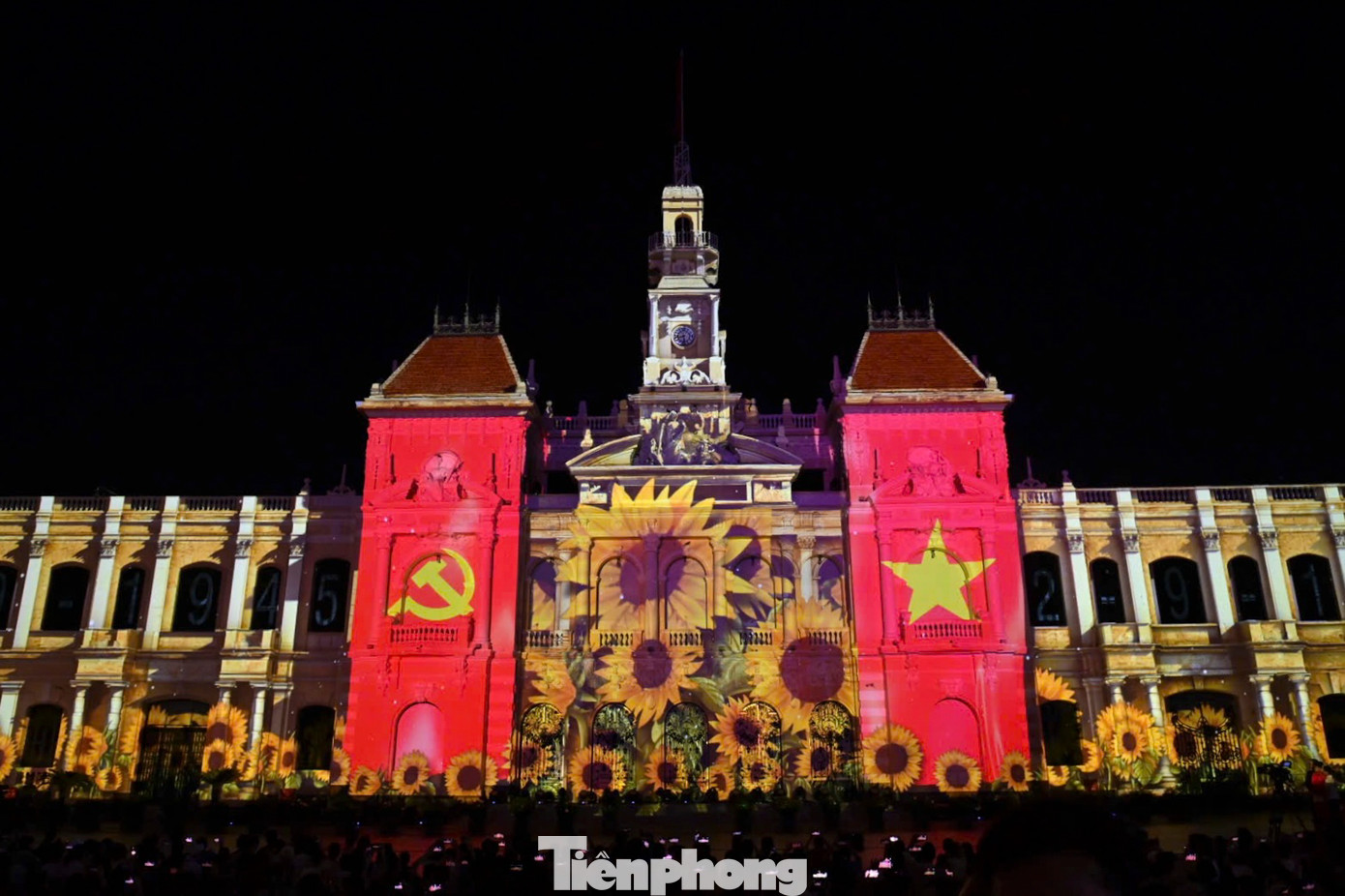 Tại trụ sở UBND TPHCM ở đường Lê Thánh Tôn trình chiếu công nghệ 3D Mapping trên mặt tiền tòa nhà với sự tham gia của các nhóm sáng tạo đến từ Pháp, Bỉ, Singapore và Việt Nam, biểu diễn giao hưởng - hợp xướng kết hợp với Mapping Visual Art...
