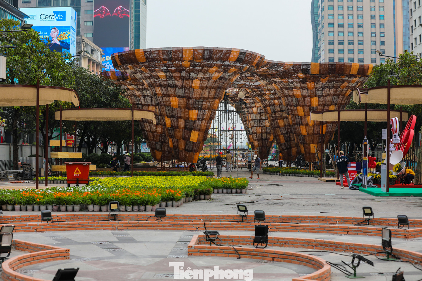 Ngoài cặp đôi Tỵ, đường hoa cũng đang chờ đợi nàng Tỵ mang nét duyên ngầm của người con gái miền Nam trong trang phục đặc trưng, với "phụ kiện" khăn rằn và nón lá.