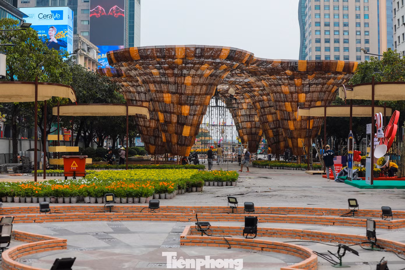 Ngoài cặp đôi Tỵ, đường hoa cũng đang chờ đợi nàng Tỵ mang nét duyên ngầm của người con gái miền Nam trong trang phục đặc trưng, với "phụ kiện" khăn rằn và nón lá.