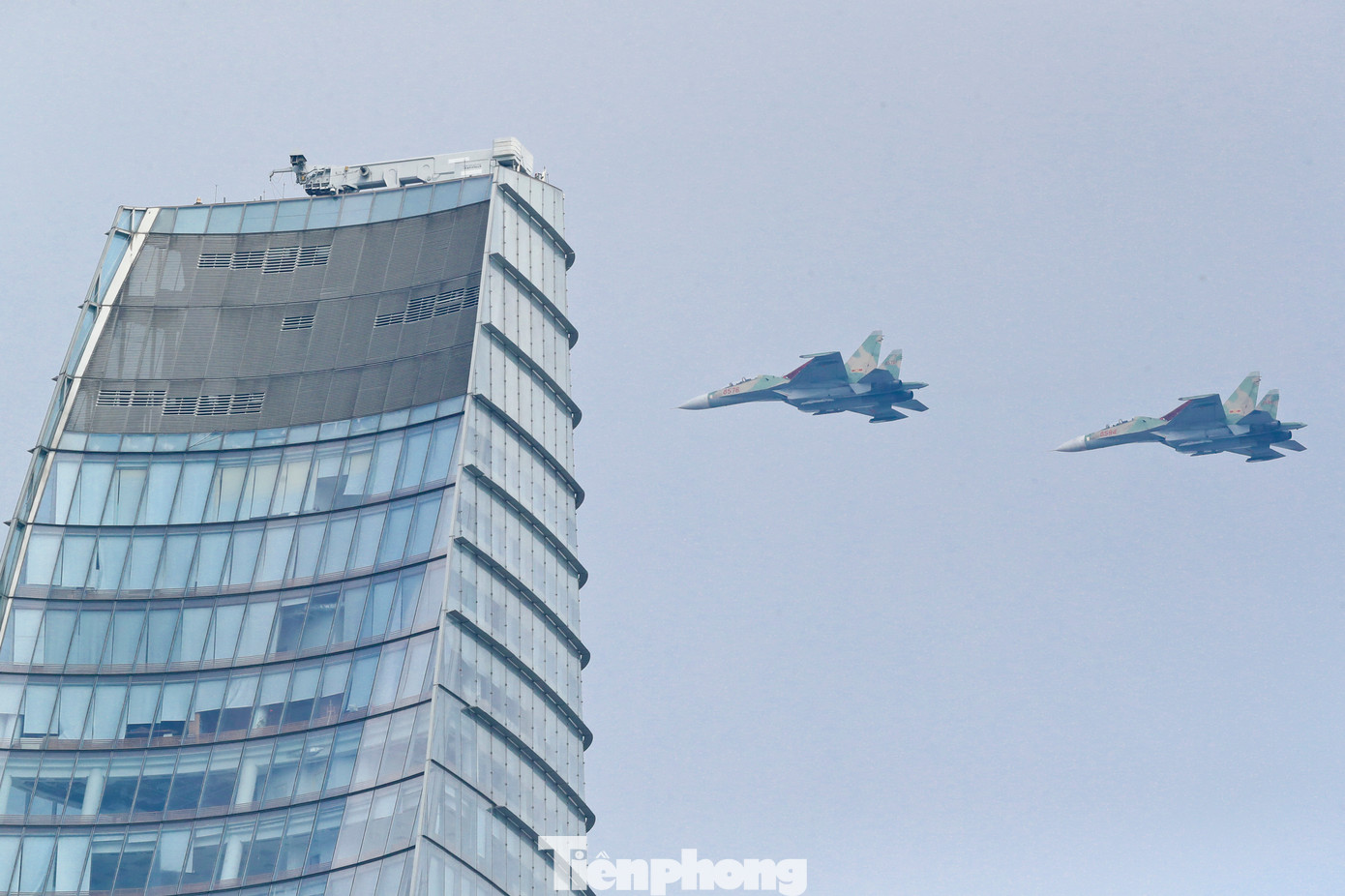 Sau đội hình trực thăng, các tiêm kích Su30-KM2 và Yak130 cũng bay tiếp nối.