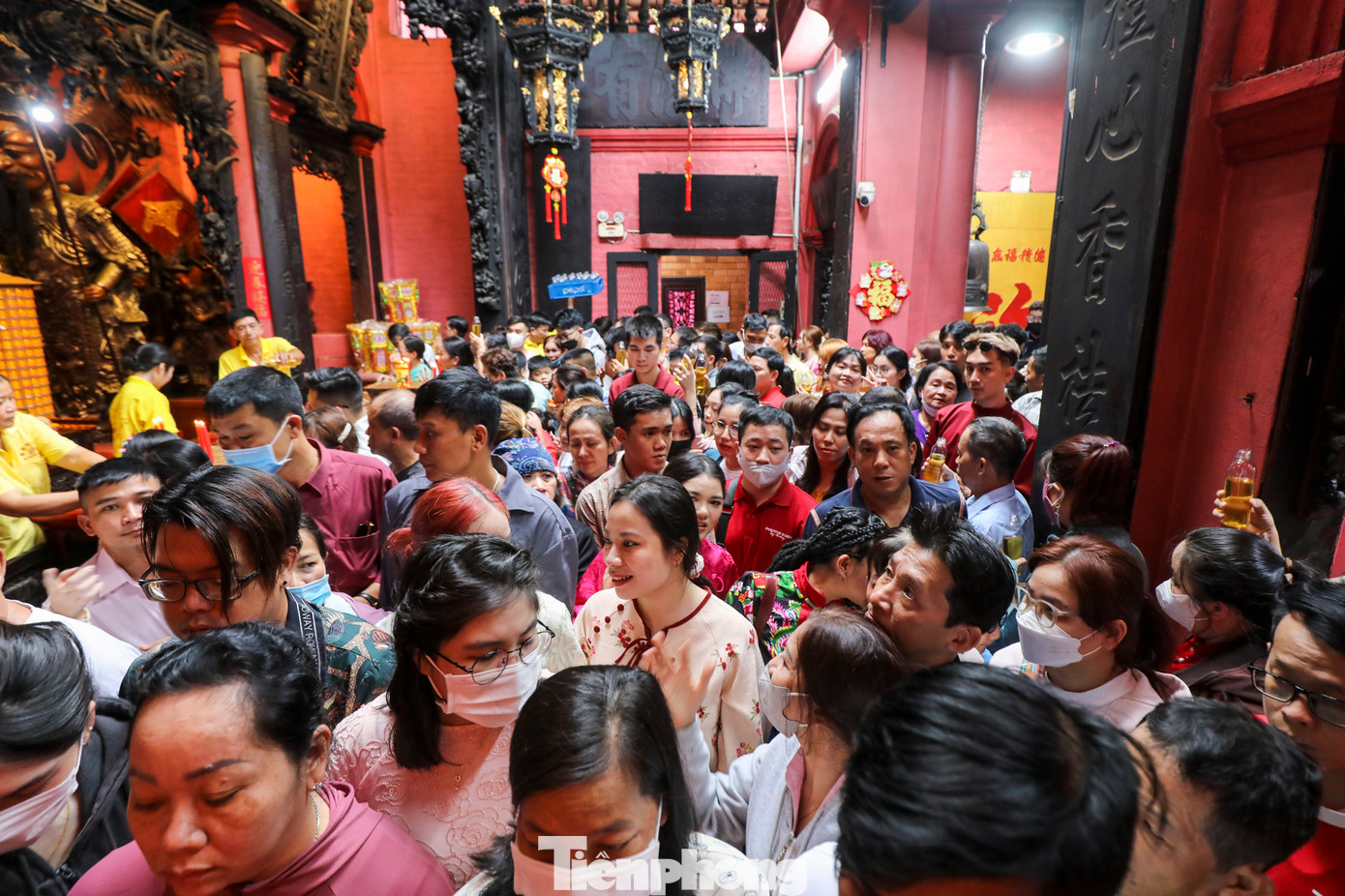 Sáng mùng 1 Tết, trước sân chùa và lối vào chánh điện đông nghịt người đến lễ viếng Ngọc hoàng. Nhà chùa phải cử người điều tiết khách hành hương ở các lối đi để tránh ùn tắc.