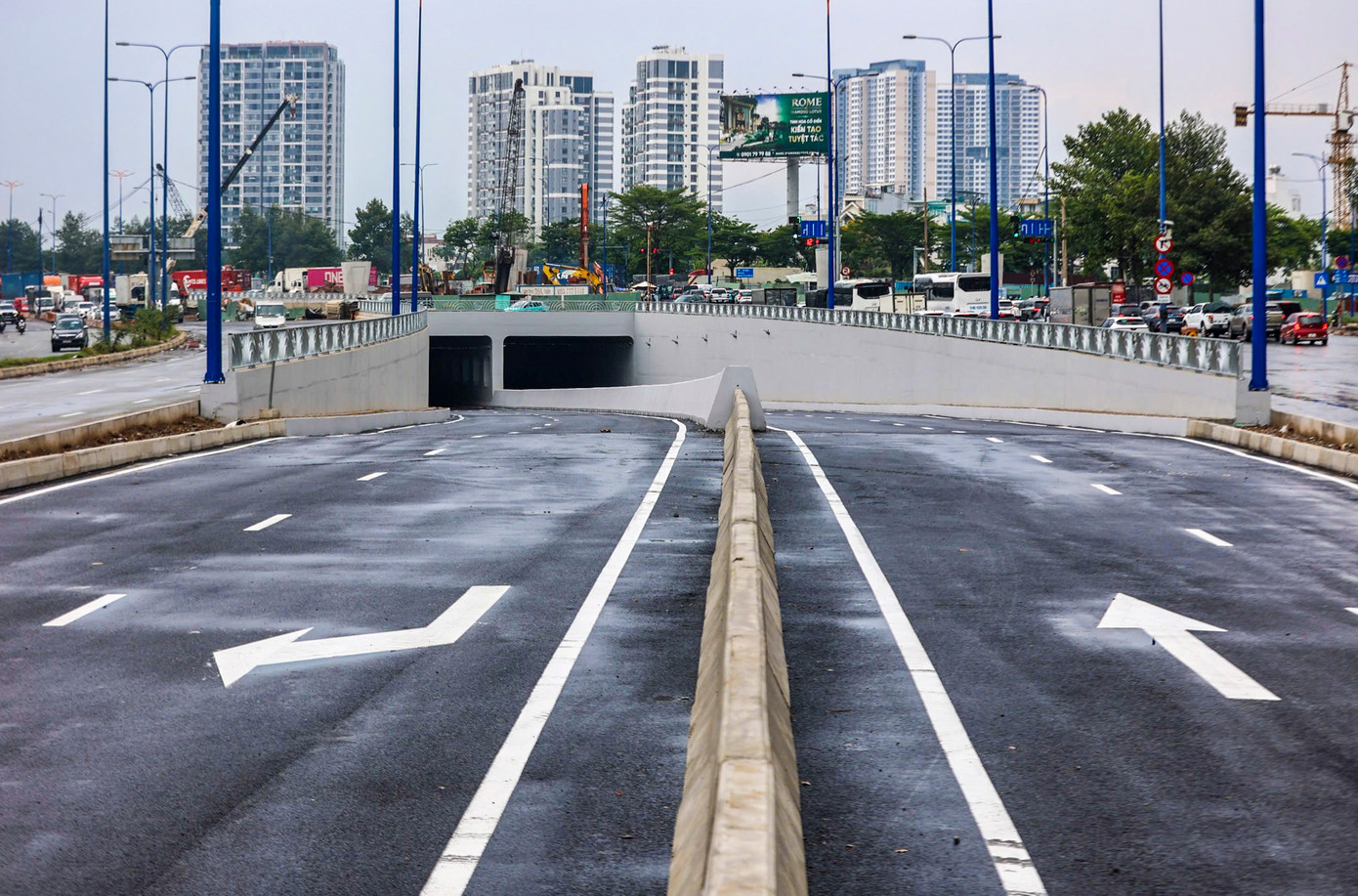 Hầm hơi uốn cong ở giữa, đoạn kín sâu khoảng 18 m so với mặt đường. Theo Ban giao thông, với độ sâu này khi gặp mưa lớn mà không có trạm bơm hoạt động hiệu quả sẽ dẫn đến ngập úng, ảnh hưởng lớn đến xe chạy qua hầm. Hầm hơi uốn cong ở giữa, đoạn kín sâu khoảng 18 m so với mặt đường. Theo Ban giao thông, với độ sâu này khi gặp mưa lớn mà không có trạm bơm hoạt động hiệu quả sẽ dẫn đến ngập úng, ảnh hưởng lớn đến xe chạy qua hầm.