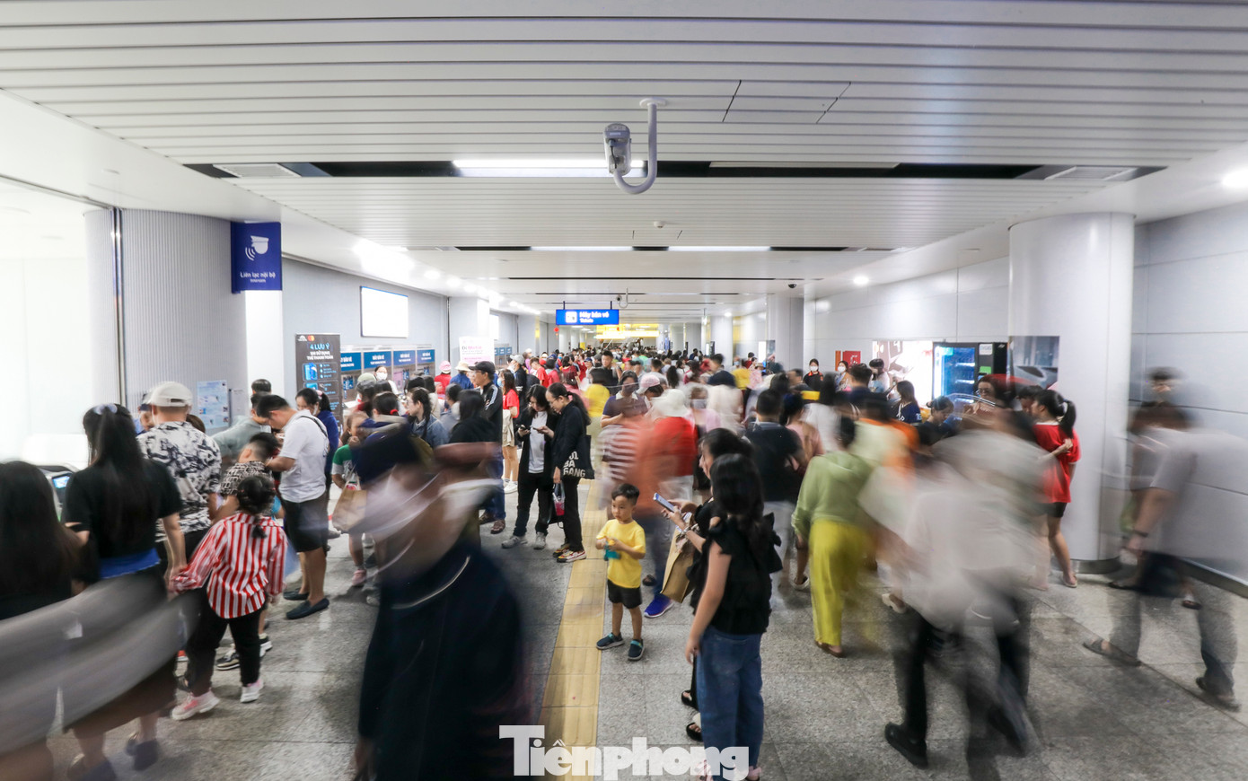 Giống như những ngày trước đó, lượng hành khách đổ về ga metro số 1 (Bến Thành - Suối Tiên) tăng đột biến, gây ra tình trạng quá tải.