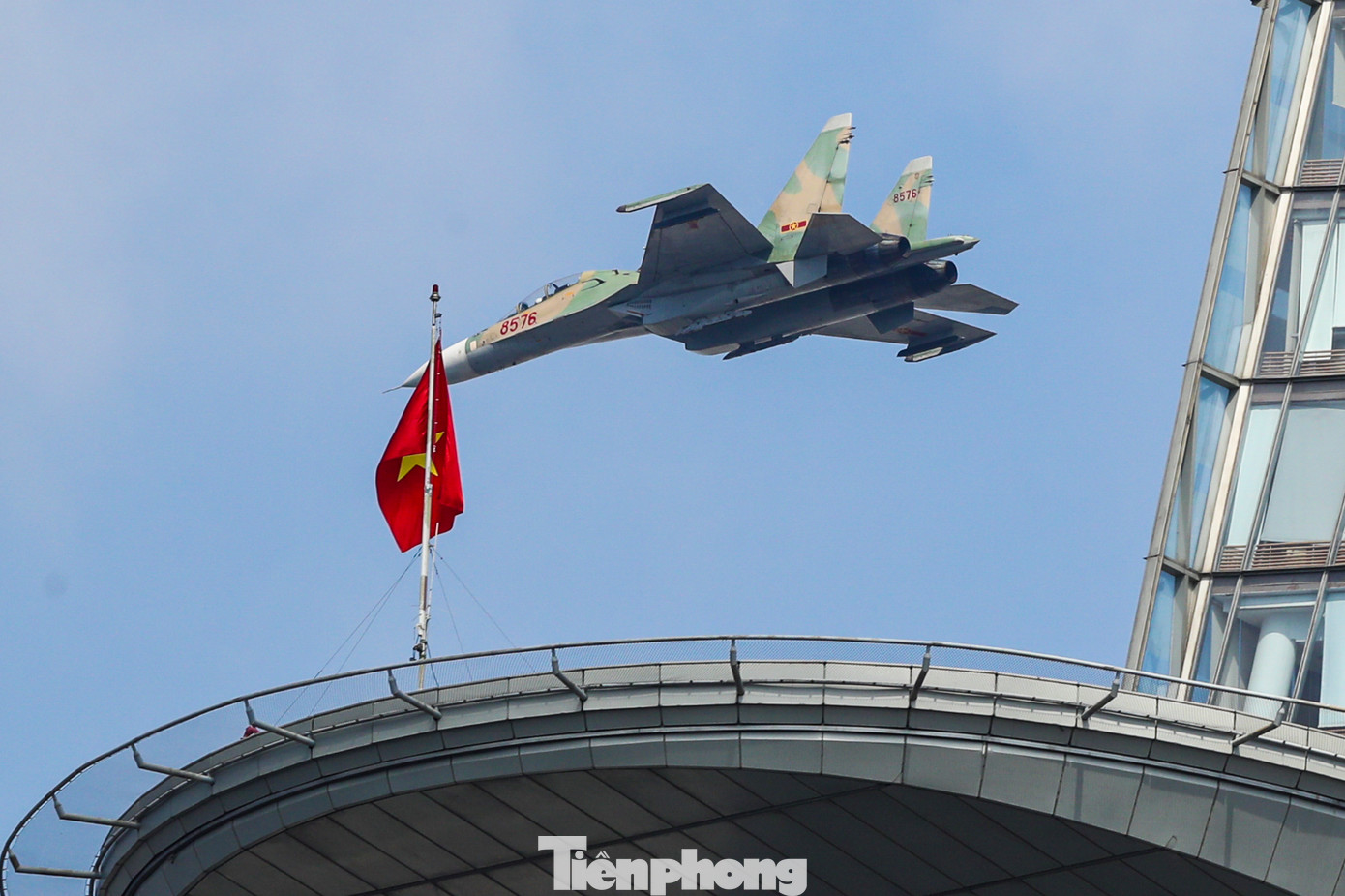 Biên đội Su-30MK2 bay lượn trên bầu trời TPHCM, sáng 23/4.