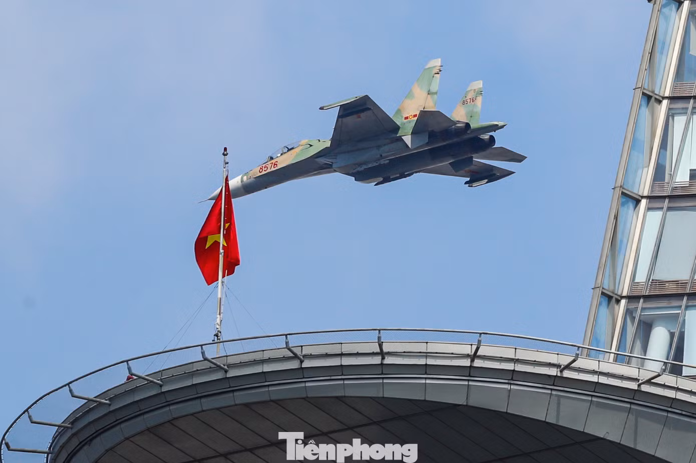 Biên đội Su-30MK2 bay lượn trên bầu trời TPHCM, sáng 23/4.