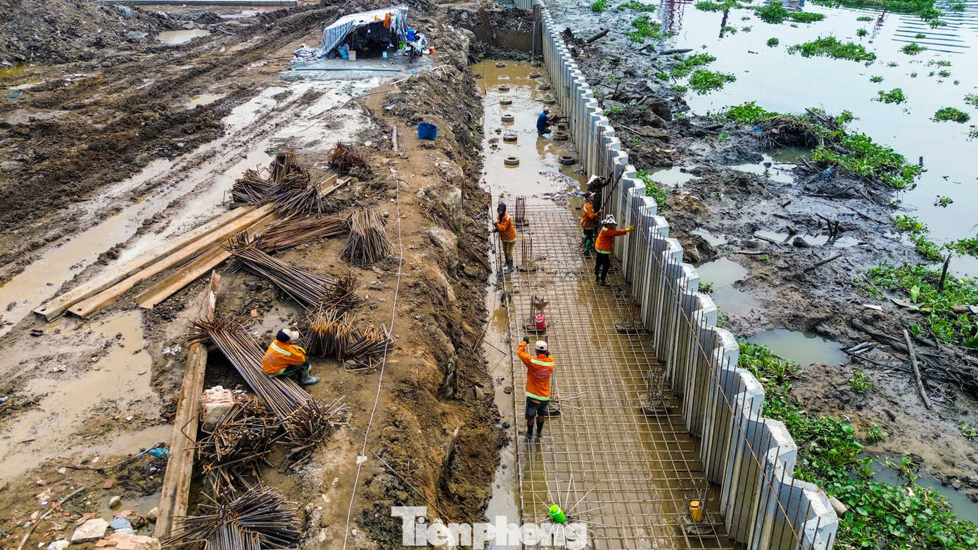 Ghi nhận tại gói thầu XL10 qua khu vực cầu Thạnh Lộc, Quận 12, đơn vị thi công đang huy động lực lượng công nhân, kỹ sư đẩy nhanh các hạng mục của dự án.