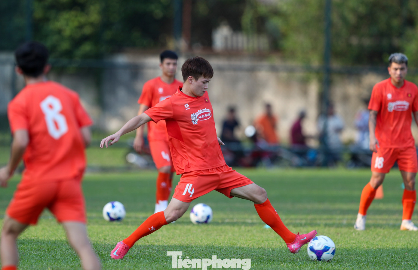 Thời tiết tại Bình Dương nắng nóng nhưng không gắt, về chiều tối trời chuyển mát, phù hợp với quá trình chuẩn bị của thầy trò Kim Sang-sik ở đợt tập trung FIFA Days tháng 3 này. Thời tiết tại Bình Dương nắng nóng nhưng không gắt, về chiều tối trời chuyển mát, phù hợp với quá trình chuẩn bị của thầy trò Kim Sang-sik ở đợt tập trung FIFA Days tháng 3 này.