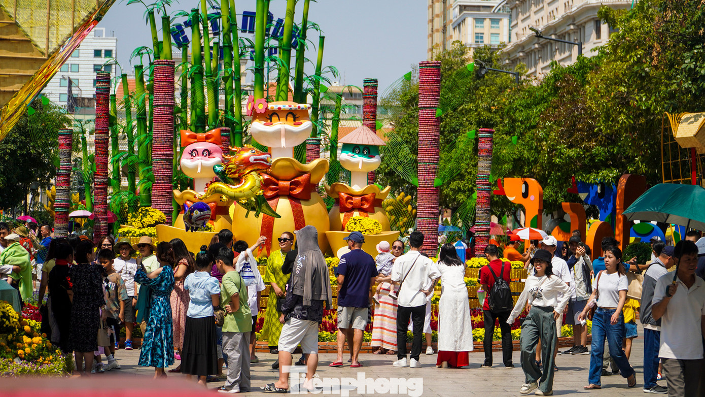 Nhiệt độ cao nhất tại TPHCM ngày đầu năm khoảng 30 độ C. Nhiệt độ ngoài trời còn cao hơn, ảnh hưởng không nhỏ đến việc du xuân của người dân và du khách.