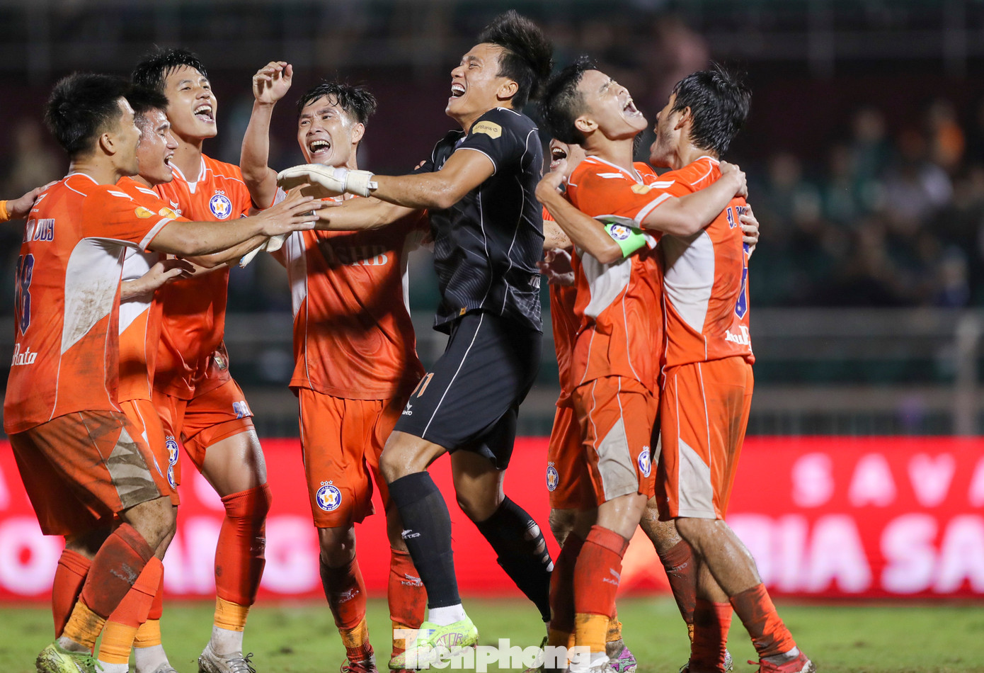 Thủ thành Bùi Tiến Dũng sắm vai người hùng trong chiến thắng của Đà Nẵng.