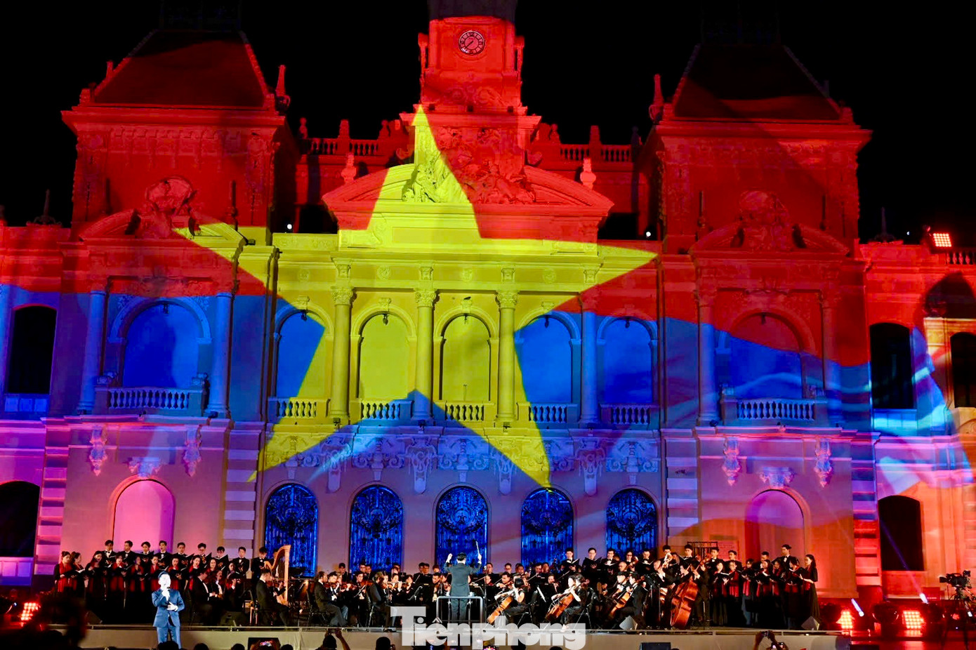 Tại trụ sở UBND TPHCM ở đường Lê Thánh Tôn trình chiếu công nghệ 3D Mapping trên mặt tiền tòa nhà với sự tham gia của các nhóm sáng tạo đến từ Pháp, Bỉ, Singapore và Việt Nam, biểu diễn giao hưởng - hợp xướng kết hợp với Mapping Visual Art...