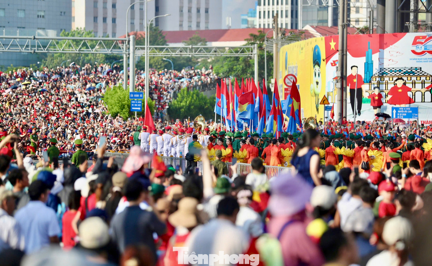 Người dân hai bên đường vẫy cờ chào đón và cùng nhau hô vang, cất lên những bài ca chiến thắng, kết đoàn.