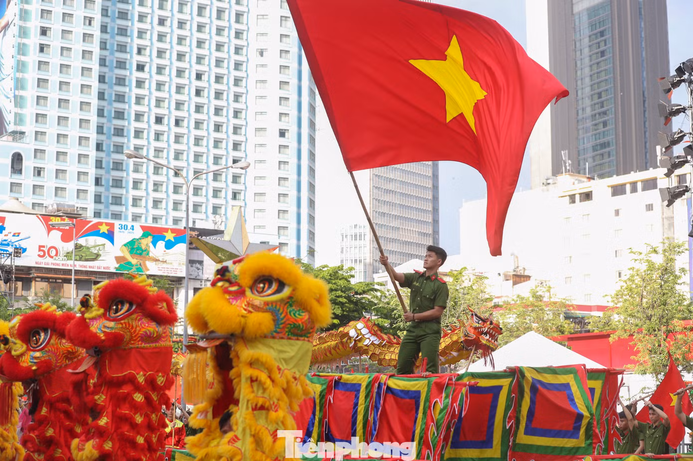 Chương trình Vinh quang Công an Nhân dân còn có hoạt động biểu diễn trống hội, nhạc kèn, ca nhạc đường phố... Ảnh: Duy Anh.