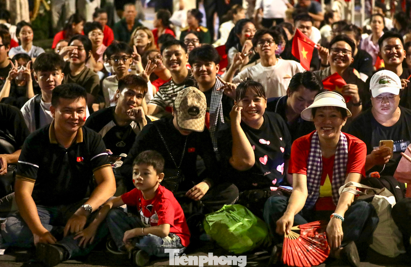 Nhiều người ở các tỉnh lân cận như Long An, Bình Phước, Bình Dương mang theo đồ ăn, trái cây, áo mưa... để &quot;bám trụ&quot; xuyên đêm trên phố đi bộ Nguyễn Huệ.