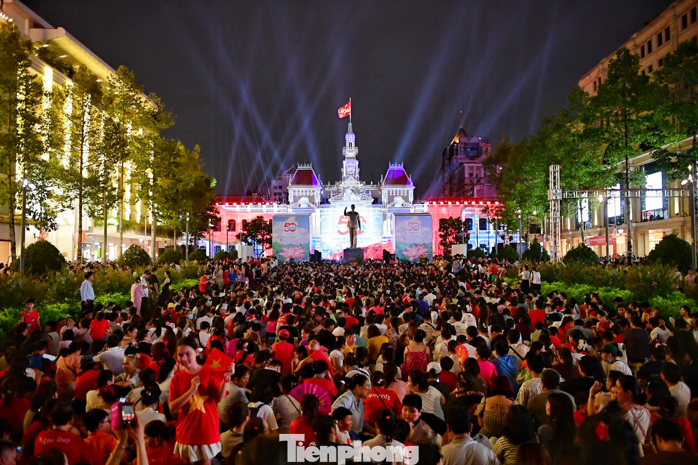 Từ sớm, hàng nghìn người đã đổ về bến Bạch Đằng và phố Nguyễn Huệ...