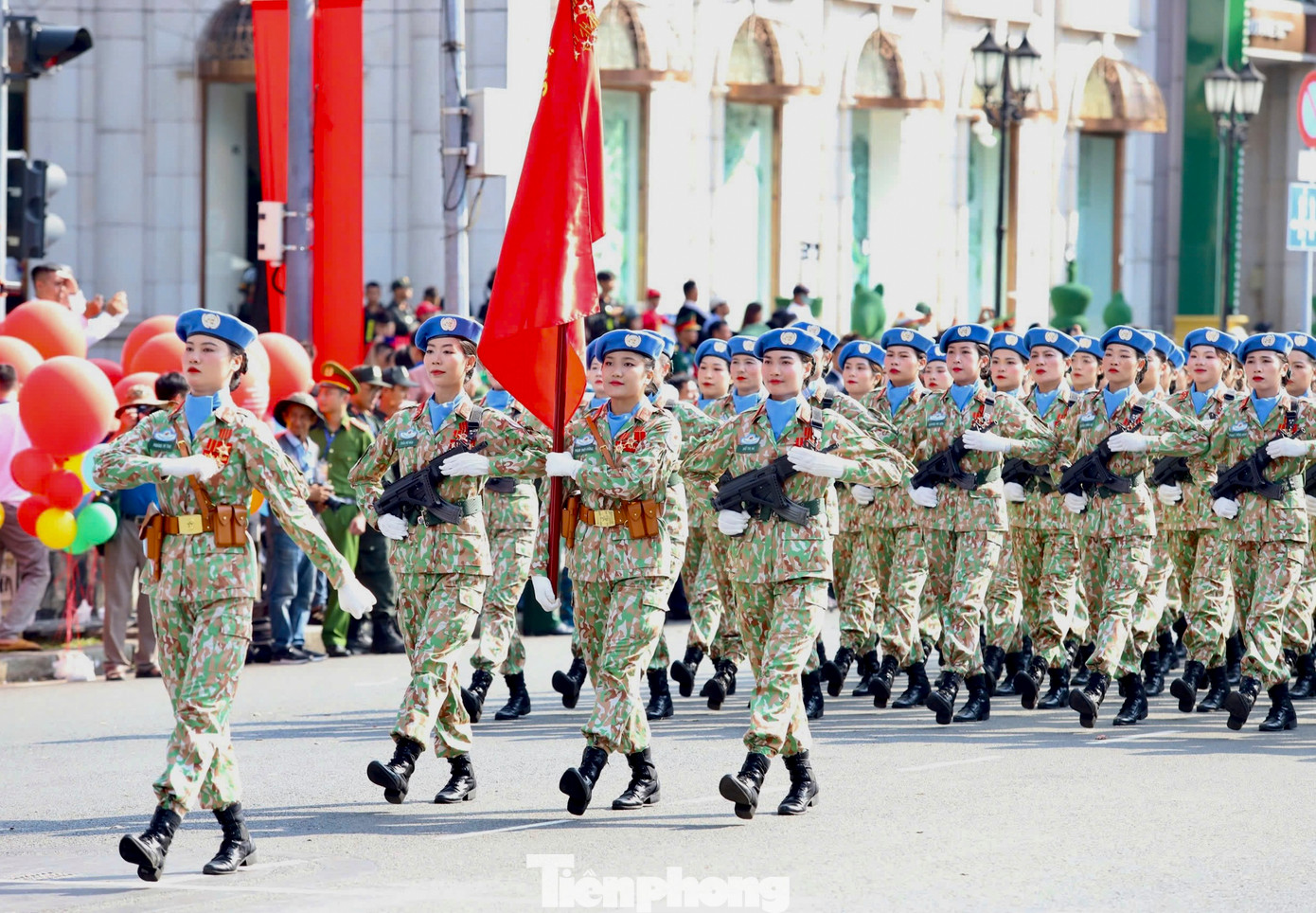 Toàn cảnh lực lượng diễu binh trên đường Lê Duẩn nhìn từ Dinh Độc Lập.