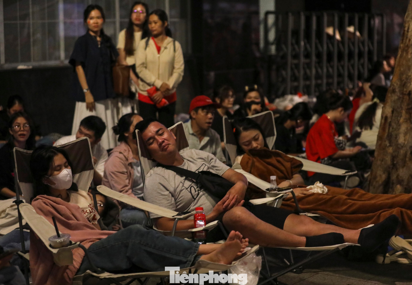 Sau màn bắn pháo hoa, nhiều người đã quyết định ở lại và trải bạt nằm qua đêm trên vỉa hè phố đi bộ Nguyễn Huệ.