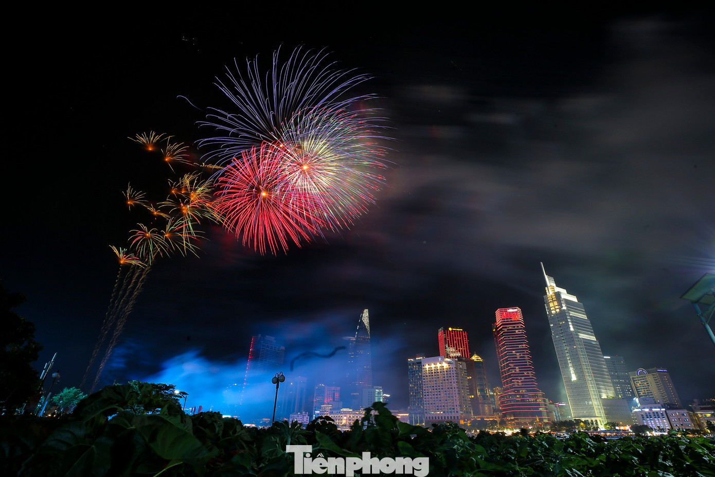 Đúng 21h30, màn trình diễn pháo hoa chào mừng 50 năm thống nhất rực sáng trên bầu trời TPHCM, thỏa mãn sự chờ đợi của hàng nghìn người dân thành phố.