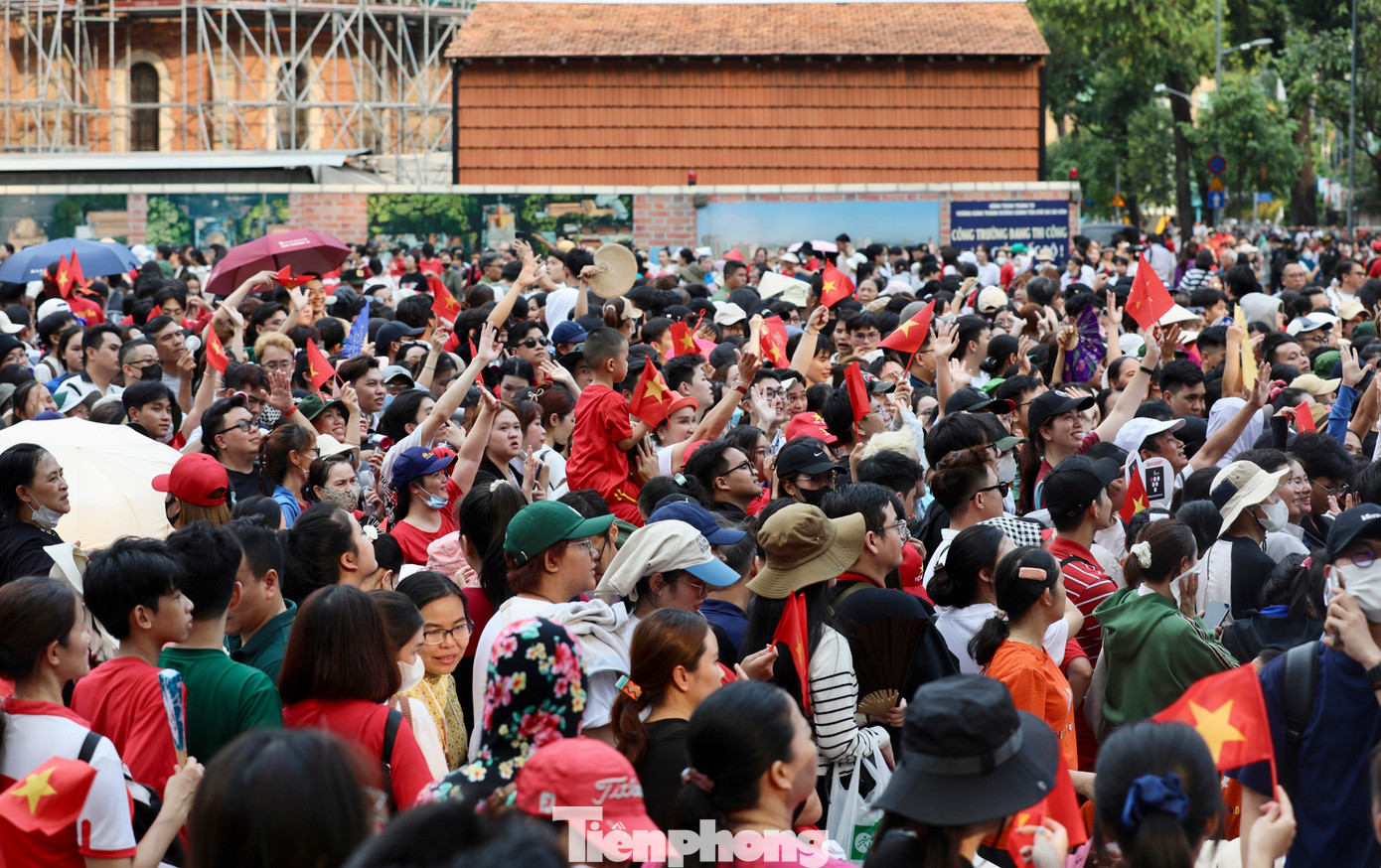 Ghi nhận của Tiền Phong, từ 14h hôm nay (25/4), hàng nghìn người dân đổ về khu vực trung tâm TPHCM để chờ xem sơ duyệt diễu binh, diễu hành vào tối 25/4.