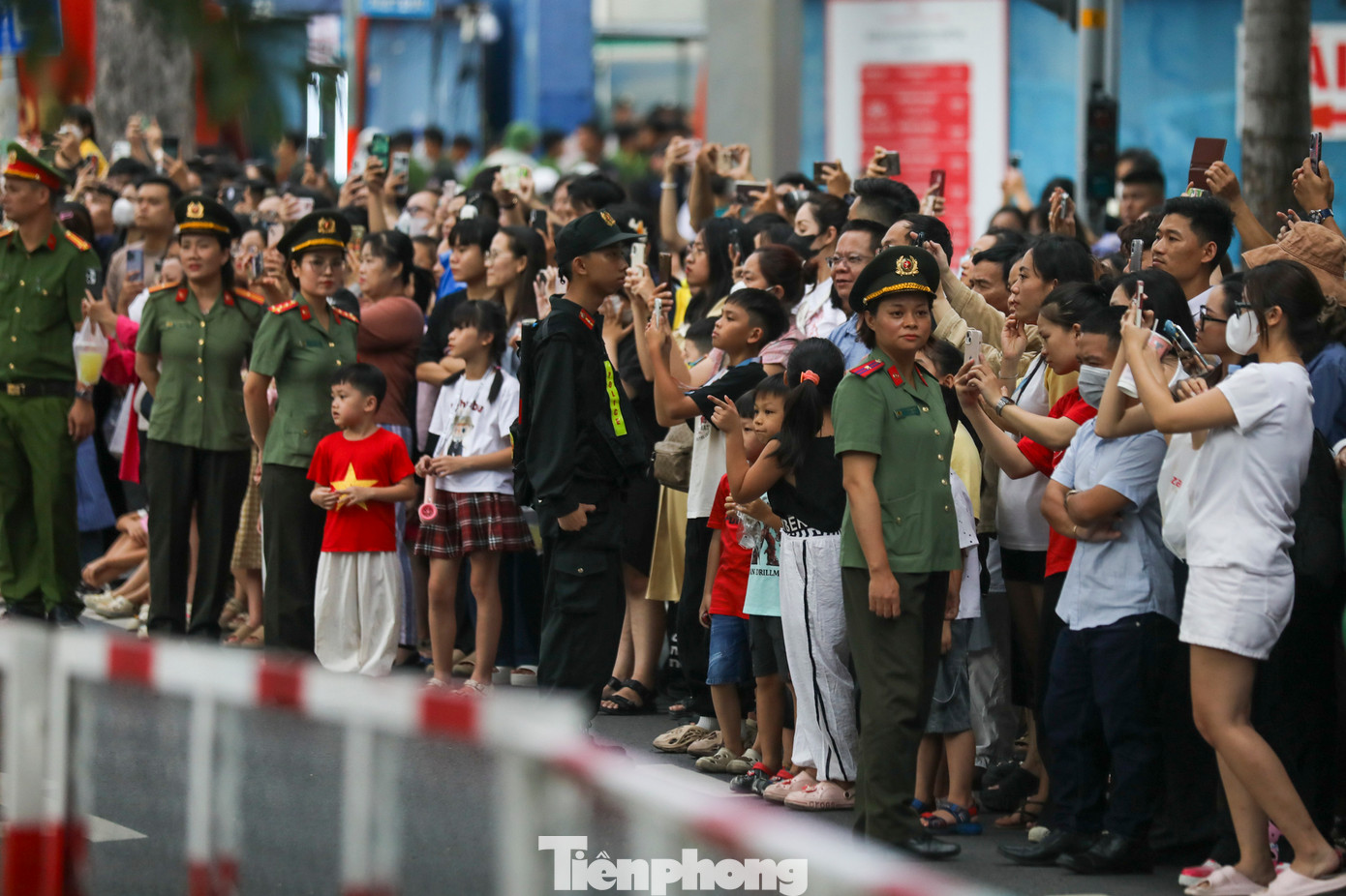 Từ 14h ngày 6/6, hàng nghìn người dân đã tập trung dọc tuyến đường Lê Lợi (Quận 1, TPHCM) để chờ đợi buổi diễn tập tình huống bảo vệ nguyên thủ, lãnh tụ do lực lượng Công an nhân dân tổ chức.