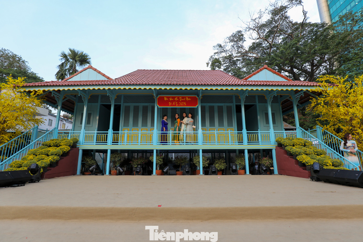 Điểm nhấn của Lễ hội Tết Việt 2025 là "ngôi nhà ngày xuân" được xây dựng mô phỏng hình ảnh ngôi nhà sàn ở An Giang gắn với gian bếp, sân vườn đầy hoa cỏ mùa xuân với hy vọng mang đến những ngày Tết yên bình.