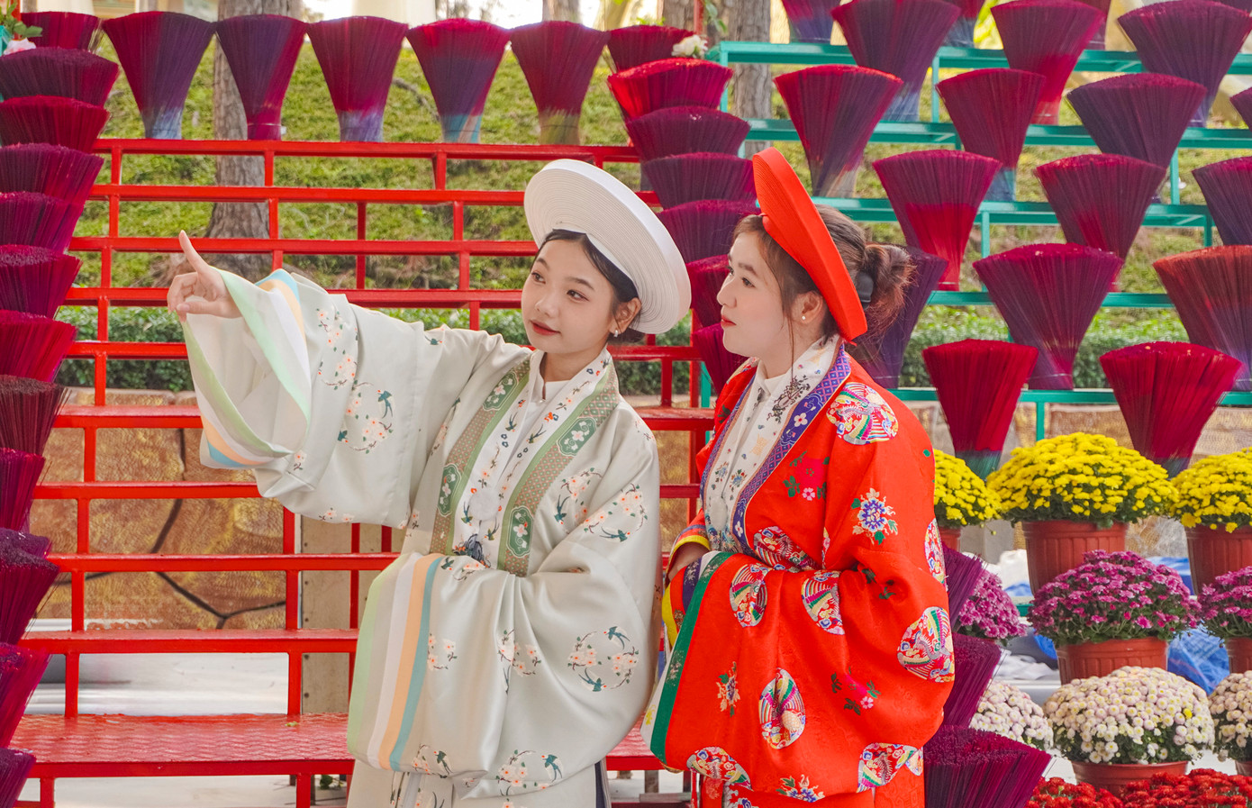 Lễ hội mùa xuân Ất Tỵ 2025 tại Khu du lịch Văn hóa Suối Tiên tạo nên ấn tượng với người dân và du khách với sự kiện “Tết xuyên không”, mở ra không gian vui xuân đón Tết mang phong vị cổ truyền trong không gian Tết Việt xưa. Lễ hội mùa xuân Ất Tỵ 2025 tại Khu du lịch Văn hóa Suối Tiên tạo nên ấn tượng với người dân và du khách với sự kiện “Tết xuyên không”, mở ra không gian vui xuân đón Tết mang phong vị cổ truyền trong không gian Tết Việt xưa.