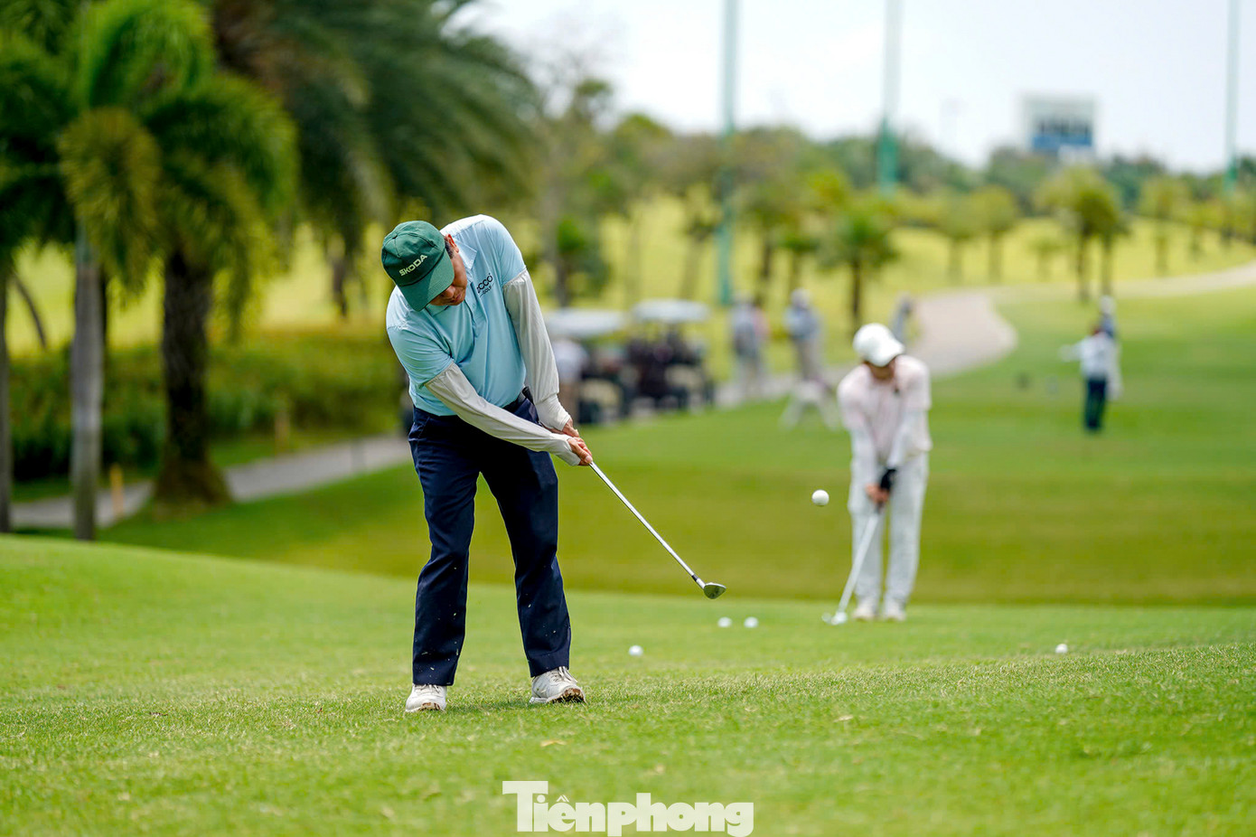 Các golfer hào hứng tham quan mặt sân và biểu diễn những pha bóng đẹp mắt tại Sân Golf Tân Sơn Nhất, TPHCM.