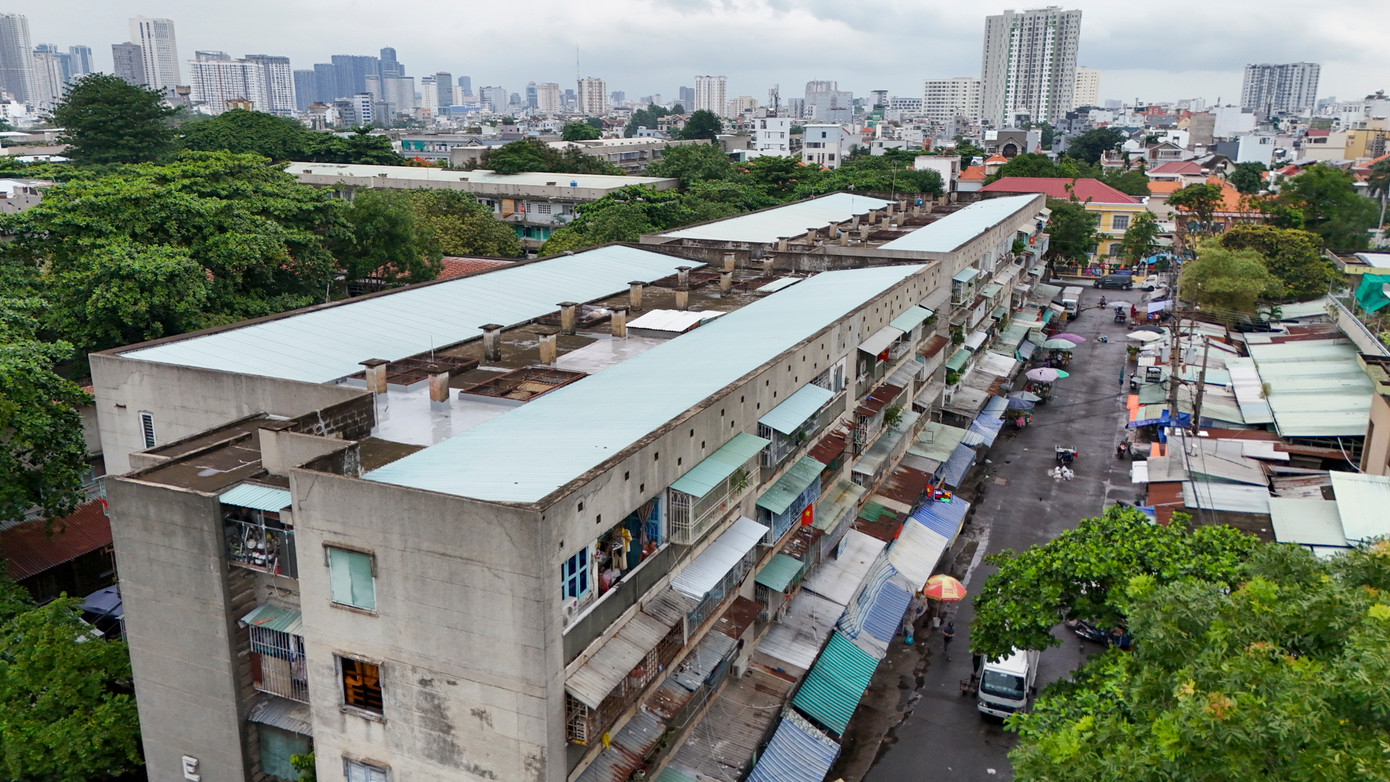 Nhiều cư dân sống trong khu vực cho biết ngày xưa khu vực này nhiều trộm cắp nên hầu như nhà nào cũng lắp khung sắt ở cửa sổ, lan can.