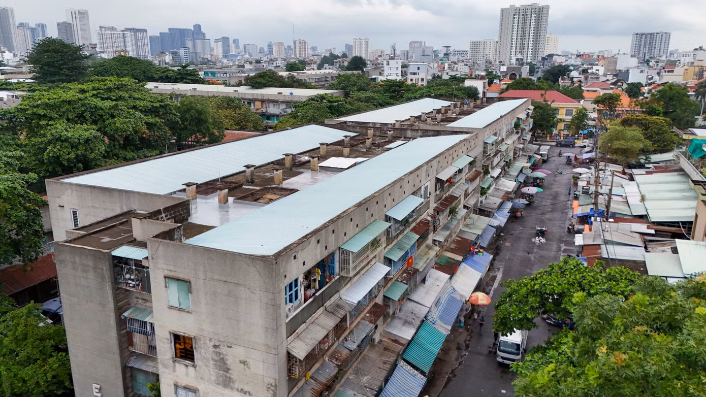 Nhiều cư dân sống trong khu vực cho biết ngày xưa khu vực này nhiều trộm cắp nên hầu như nhà nào cũng lắp khung sắt ở cửa sổ, lan can.
