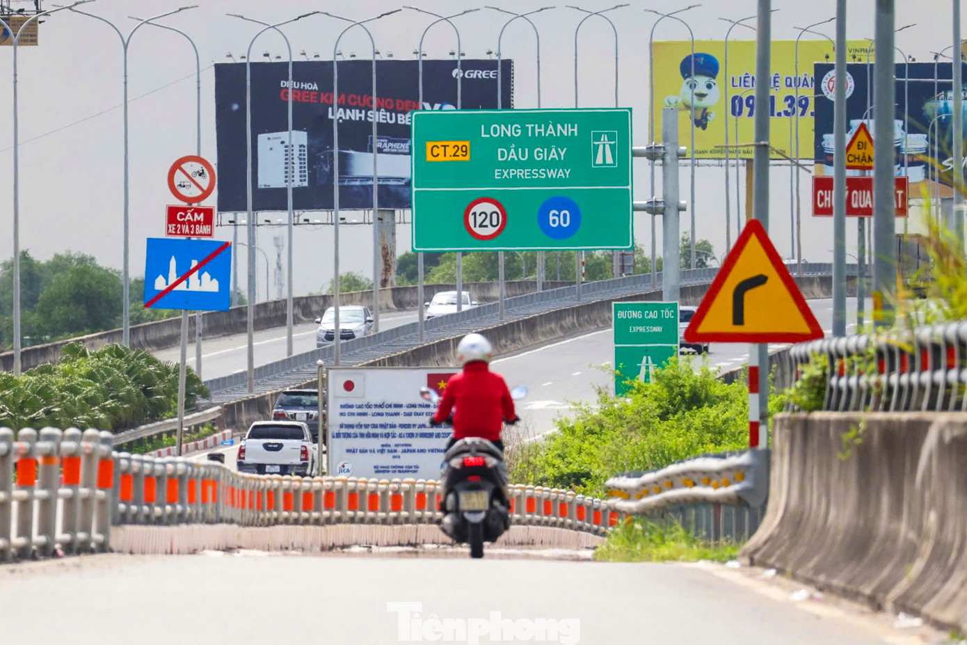 Để giảm tải áp lực giao thông và chuẩn bị cho việc mở rộng, Sở Xây dựng TPHCM mới đây đã ra thông báo cấm xe máy lưu thông trên đường dẫn cao tốc TPHCM - Long Thành - Dầu Giây (đoạn từ nút giao An Phú đến đường Võ Chí Công) theo cả hai hướng, bắt đầu từ ngày 7/6.