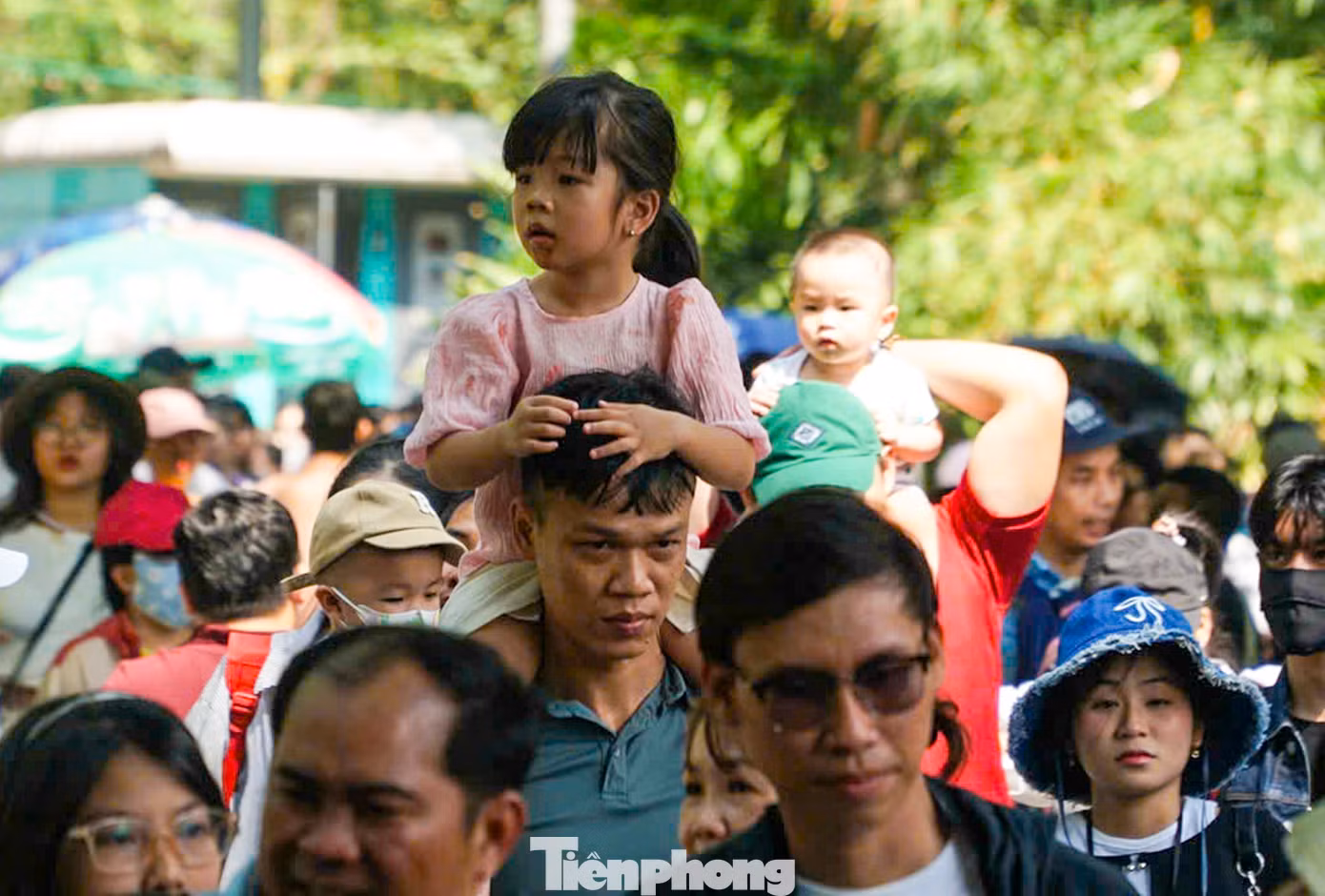 Dịp nghỉ lễ Giỗ Tổ Hùng Vương năm nay kéo dài 3 ngày. Nhiều người dân ở TPHCM không chọn đi xa mà tìm đến các khu vui chơi trong thành phố như Thảo Cầm Viên, Đầm Sen, các khu trung tâm thương mại...