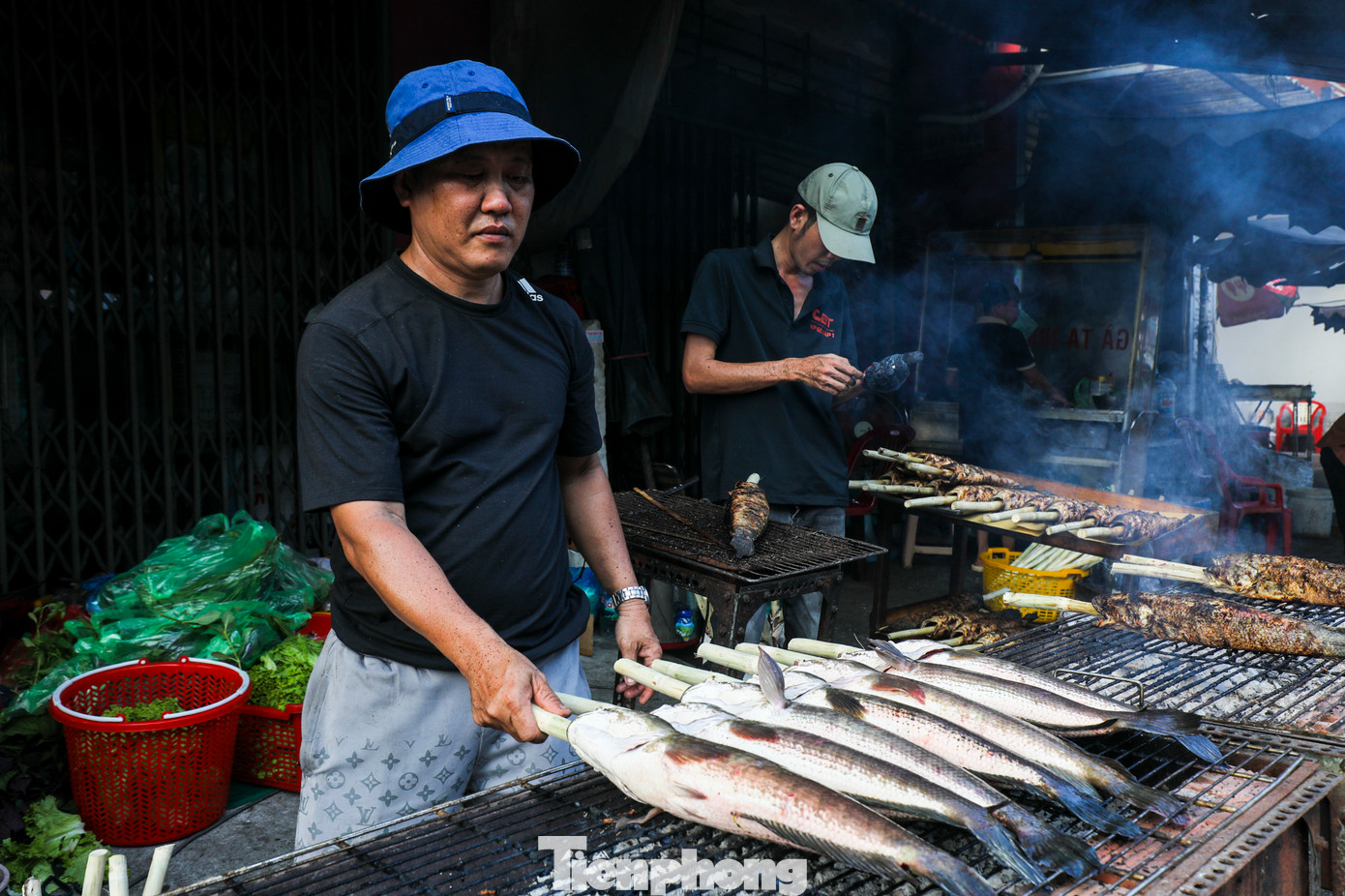 Mỗi mẻ cá sẽ được nướng từ 35-40 phút. Cá lóc nướng không cần ướp gia vị, nướng nguyên con, người nướng phải liên tục đảo cá để không bị cháy. Mỗi mẻ cá sẽ được nướng từ 35-40 phút. Cá lóc nướng không cần ướp gia vị, nướng nguyên con, người nướng phải liên tục đảo cá để không bị cháy.