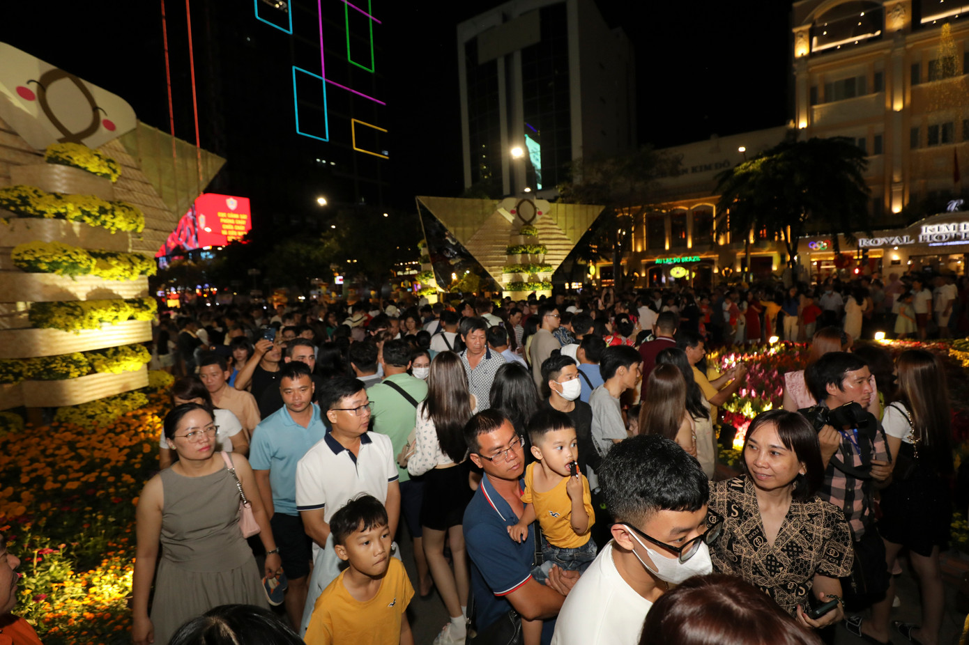 Đường hoa năm nay có khoảng 90 tạo hình linh vật rắn được thể hiện với đa dạng sắc thái và hình dáng, đa phần tập trung sau cổng chào của đường hoa.