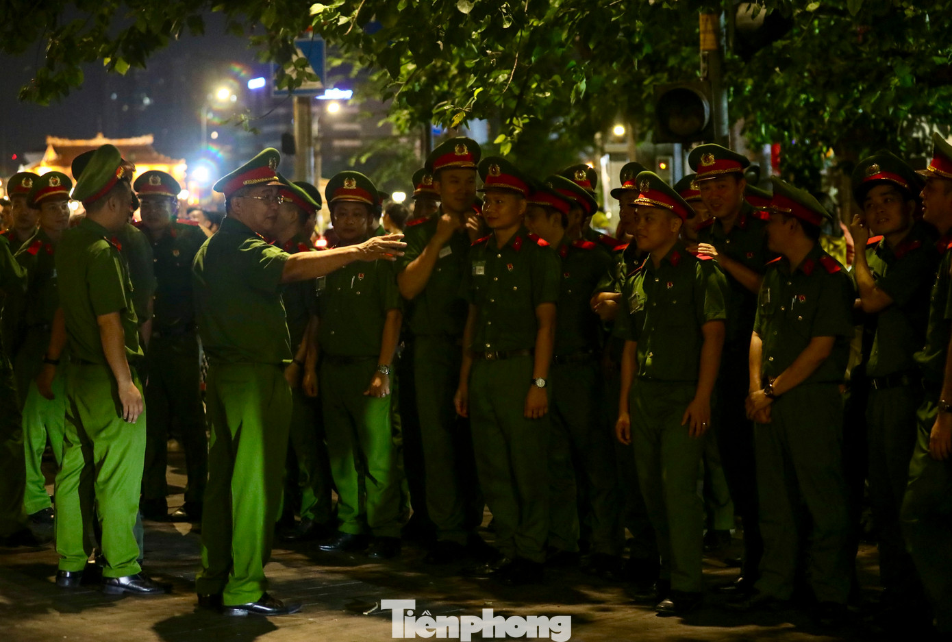Các cán bộ chiến sĩ công an tích cực chia sẻ, giải thích và hướng dẫn người dân hiểu về quy định cũng như tìm nơi thuận tiện xem diễu binh.