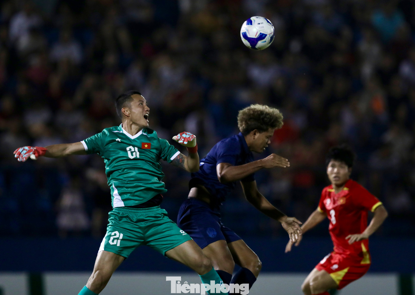 Đội tuyển Campuchia chơi như lột xác trong hiệp 2. Từ một đợt phản công mà không gặp bất kỳ sự truy cản nào từ đối phương, cầu thủ vào thay người Bong Samuel tung cú sút xa từ cự ly khoảng 19m khiến thủ môn Đình Triệu phải vào lưới nhặt bóng.